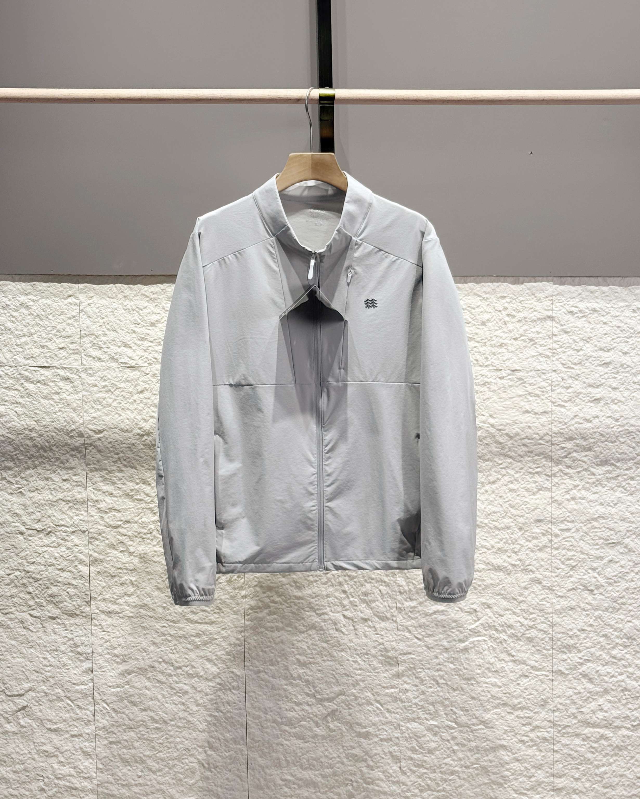 KOLON SPORT可隆🧊🧊  輕量涼感防曬衣情侶款  

戶外輕量化涼感防B1145曬衣上新🆕 ，可隆專櫃同款 在售💰1585+

採用功能性專業戶外防曬型針織材料 88的錦綸和12的氨綸 有非常好的彈性 和防水透氣功能  防曬值upf245+不怕曬傷，縱享戶外陽光☀️有專業檢測報告
彈力接觸涼感，緩解體熱，輕量御風 ，手腕彈力帶收口 ，貼合手腕的同時 提升鑽風性能 ，面料彈力十足 透氣性高  在運動出汗時 ，減少熱量 和粘附感
如果突降小雨還有功能性防水功能 

品質面料做工都無