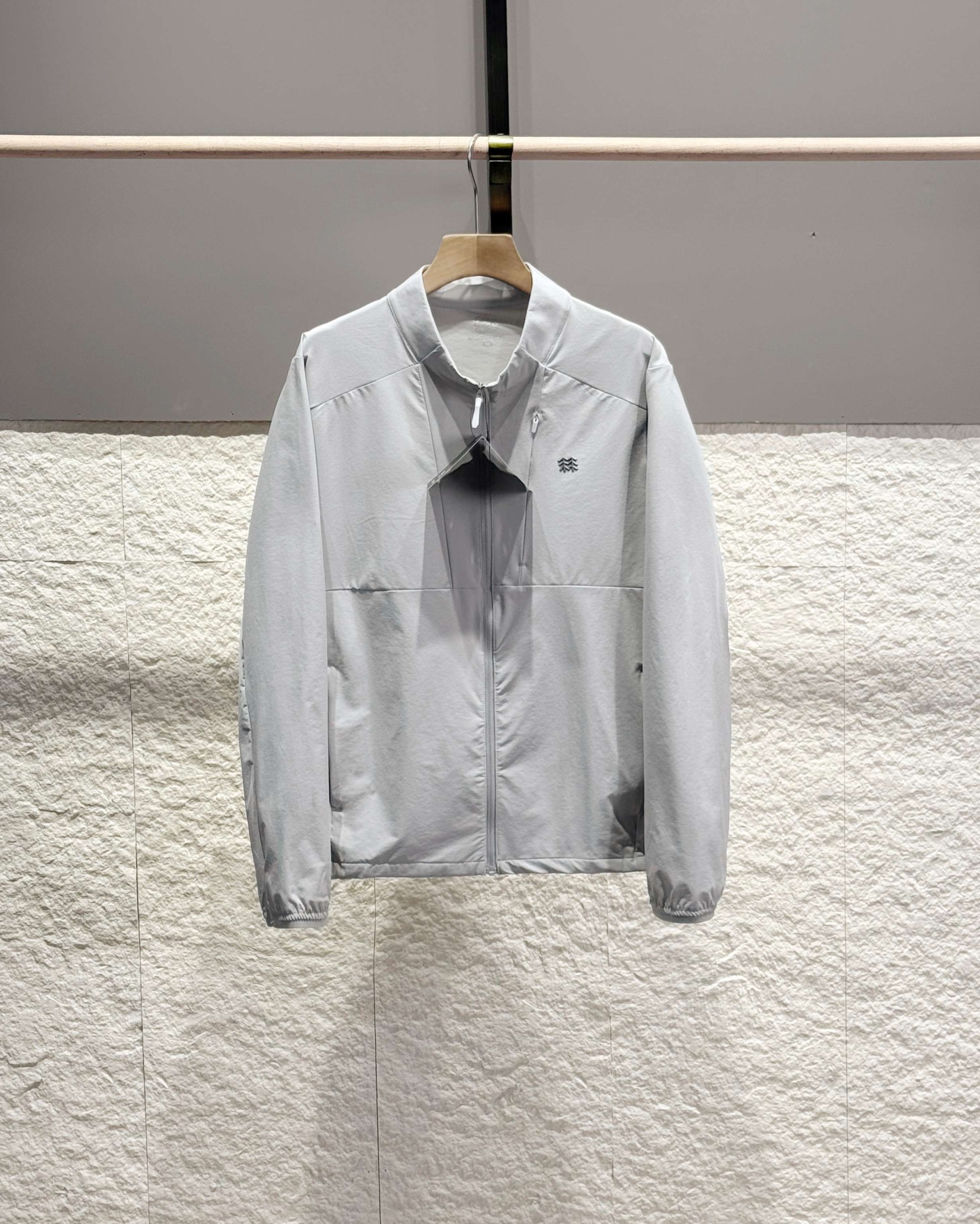 KOLON SPORT可隆🧊🧊  輕量涼感防曬衣情侶款  

戶外輕量化涼感防B1145曬衣上新🆕 ，可隆專櫃同款 在售💰1585+

採用功能性專業戶外防曬型針織材料 88的錦綸和12的氨綸 有非常好的彈性 和防水透氣功能  防曬值upf245+不怕曬傷，縱享戶外陽光☀️有專業檢測報告
彈力接觸涼感，緩解體熱，輕量御風 ，手腕彈力帶收口 ，貼合手腕的同時 提升鑽風性能 ，面料彈力十足 透氣性高  在運動出汗時 ，減少熱量 和粘附感
如果突降小雨還有功能性防水功能 

品質面料做工都無