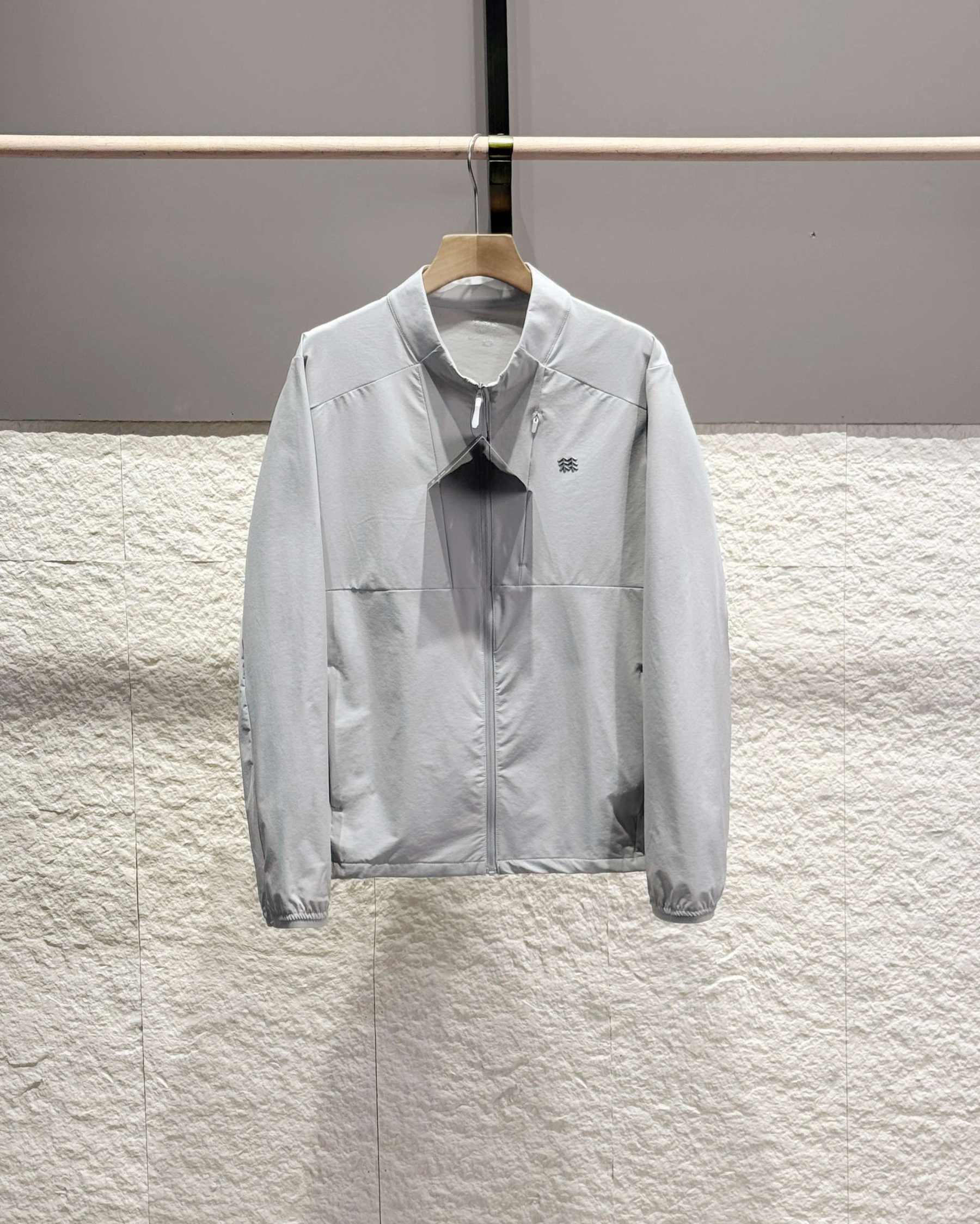 KOLON SPORT可隆🧊🧊  輕量涼感防曬衣情侶款  

戶外輕量化涼感防B1145曬衣上新🆕 ，可隆專櫃同款 在售💰1585+

採用功能性專業戶外防曬型針織材料 88的錦綸和12的氨綸 有非常好的彈性 和防水透氣功能  防曬值upf245+不怕曬傷，縱享戶外陽光☀️有專業檢測報告
彈力接觸涼感，緩解體熱，輕量御風 ，手腕彈力帶收口 ，貼合手腕的同時 提升鑽風性能 ，面料彈力十足 透氣性高  在運動出汗時 ，減少熱量 和粘附感
如果突降小雨還有功能性防水功能 

品質面料做工都無