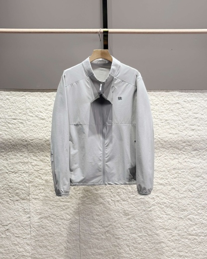 KOLON SPORT可隆🧊🧊  輕量涼感防曬衣情侶款  

戶外輕量化涼感防B1145曬衣上新🆕 ，可隆專櫃同款 在售💰1585+

採用功能性專業戶外防曬型針織材料 88的錦綸和12的氨綸 有非常好的彈性 和防水透氣功能  防曬值upf245+不怕曬傷，縱享戶外陽光☀️有專業檢測報告
彈力接觸涼感，緩解體熱，輕量御風 ，手腕彈力帶收口 ，貼合手腕的同時 提升鑽風性能 ，面料彈力十足 透氣性高  在運動出汗時 ，減少熱量 和粘附感
如果突降小雨還有功能性防水功能 

品質面料做工都無