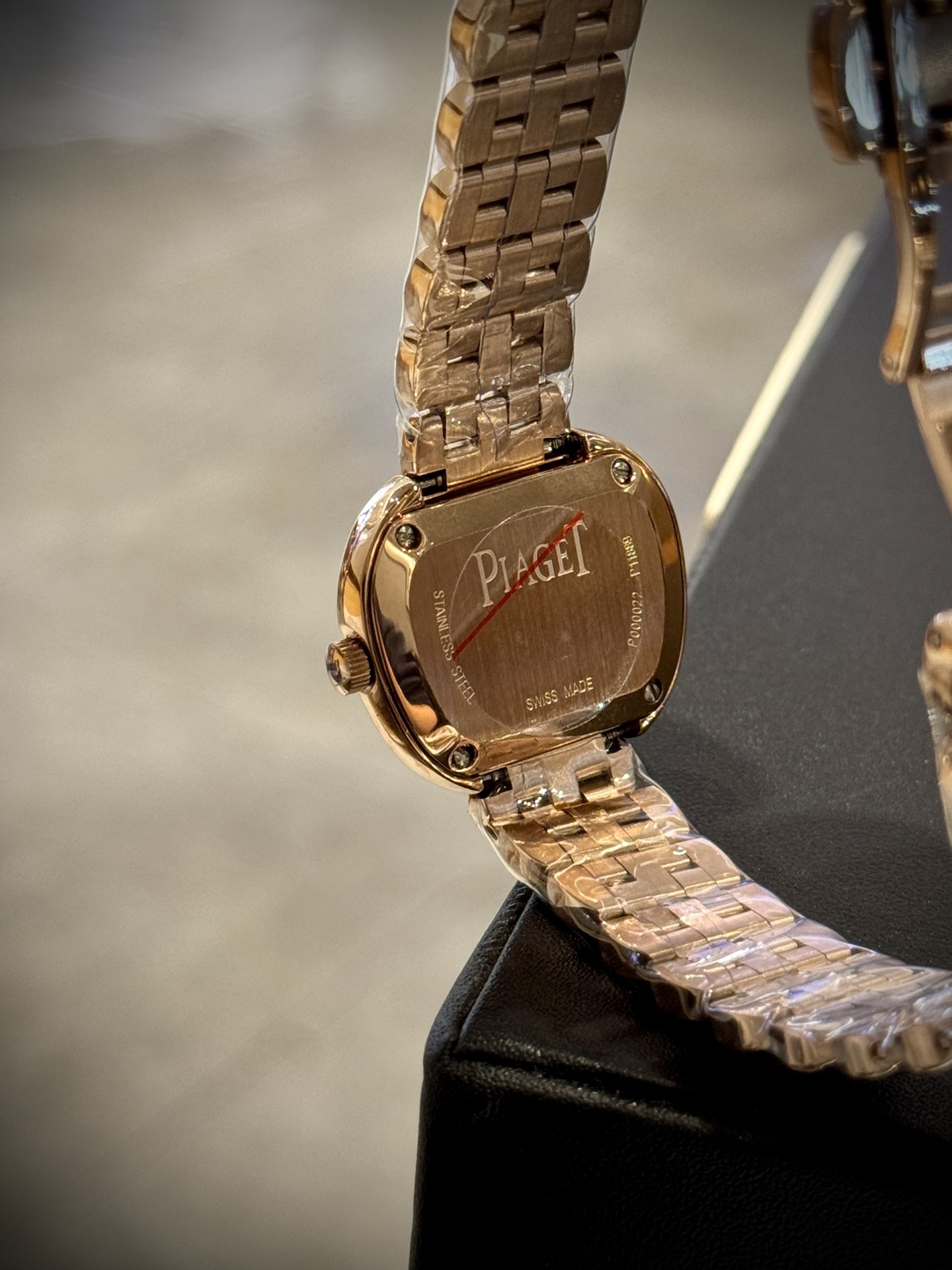 A8 factory•伯爵全新腕表 ﻿ #PiagetSixtie鎏金悅影系列 ﻿ 在瑞士鐘錶展「鐘錶與奇跡」閃亮登場！這款腕表游走於非凡制表工藝與黃金工藝之間，簡直是時尚與藝術的完美結合。Sixtie腕表採用獨特的梯形設計，重新詮釋1960年代末大膽華麗的風格，展現出獨特的魅力與優雅。
✨Sixtie系列腕表
✨直徑29毫米,
✨CNC數控雕刻精鋼梯形表殼
✨專櫃同步超薄厚度僅僅7mm
✨銀色太陽緞面打磨錶盤
✨316L精鋼錶鏈,搭載伯爵進口石英機芯  
認准A8出品！必屬精品！大廠品質！歡迎轉載！