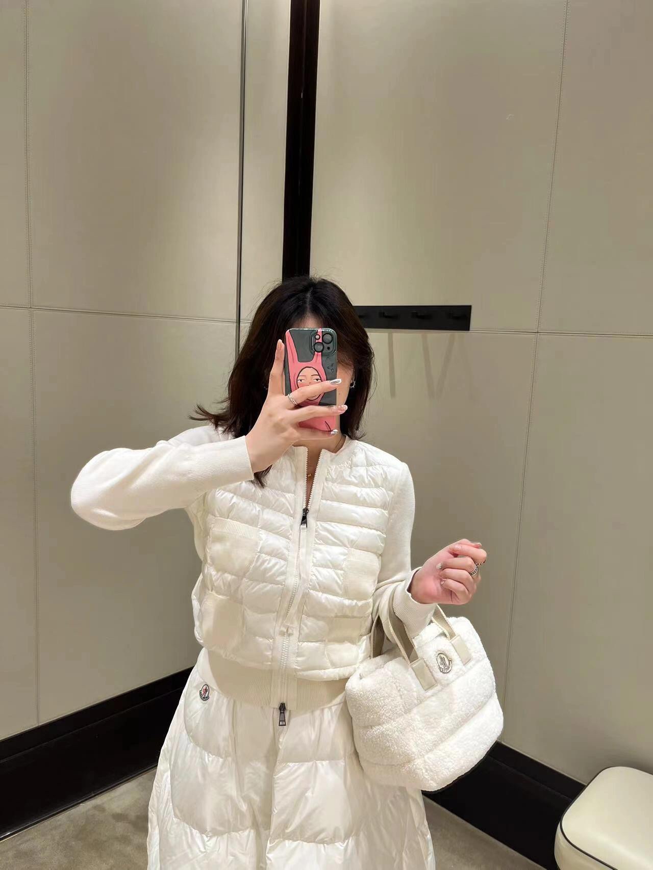 Moncler/蒙口 四口袋針織拼接羽絨外套
這款開衫是換季時期的理想之選，在天氣較溫暖時可作為外套穿著。拉鍊款式，採用舒適的美利奴羊毛面料製成，正面和衣領填充羽絨，更添溫暖。·採用美利奴羊毛製成·Longue saison村裡·尼龍正面填充羽絨·圓領·拉鍊開合 貼袋
A Size:S-XL