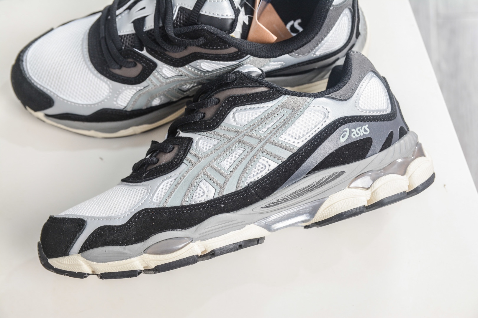 Asics Gel-NYC 亞瑟士運動休閒透氣專業跑鞋 
貨號: 1203A789 750
尺碼：36 37 37.5 38 39.5 40 40.5 41.5 42 42.5 43.5 44 45