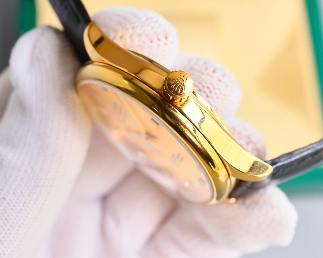 新品特推🔥🔥勞力士ROLEX（實拍圖）商務系列，全表採用316L精鋼，高檔大氣！316L精鋼打造完美多邊形弧度表殼！搭配進口藍寶石玻璃，意大利防水皮帶，原裝針扣！！！搭載原裝進口全自動機械機芯（零返修） ，直徑尺寸40mm 深度防水。 產品實物光澤手感更佳精湛  字盤刻度栩栩如生  殼套工藝都是宗師級別輕身檢驗 加上新時代機器高技鍛造  上手震撼尊貴非凡🔥AD出品 精品不斷🔥