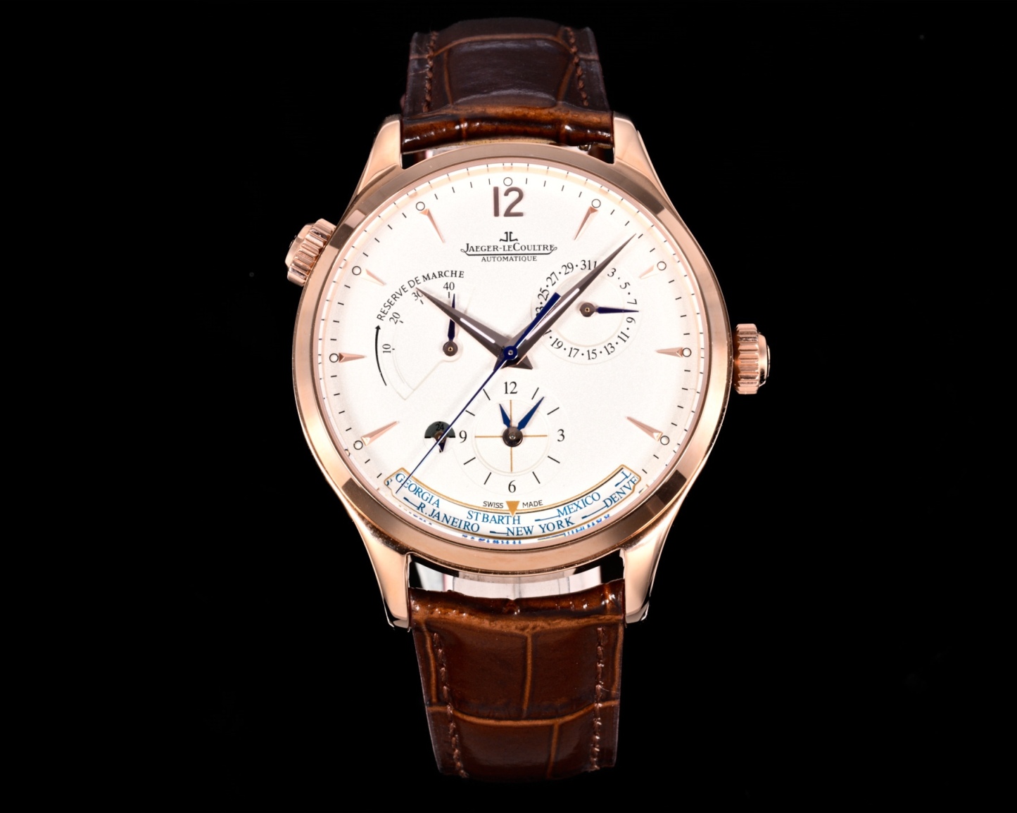 Factory出品
【市場最高版本】JL積家 各路大咖都叫它大醜 其實賦予的是極高贊美 論品味與外觀 在鐘錶界有著舉足輕重的地位 戴出去怎麼都是長臉 各種彰顯品味 Master 地理學家大師系列 Q1428421 復刻版全新升級 多功能腕表 升級Cal.939A機芯 打磨效果更近原裝 升級軸 自動陀為玫金邊 字面紋路清晰 功能：日期顯示 雙時區 動力儲備顯示 316L精鋼  直徑42mm  原裝折疊扣！V+ Factory匠心之作 值得你擁有！