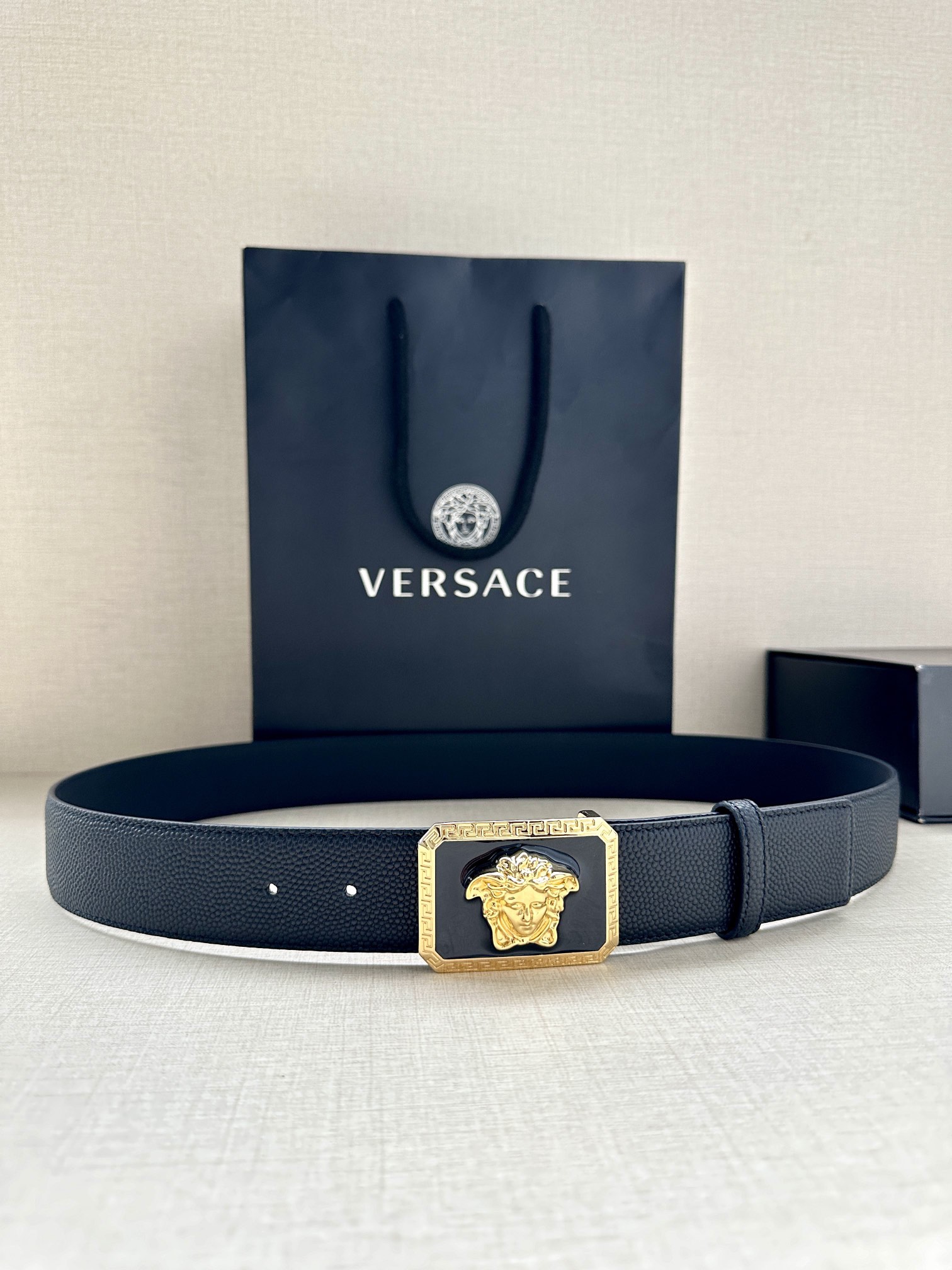 寬度4.0cm VERSACE （範思哲）此款柔軟的皮帶飾3D美杜莎腰帶扣，可搭配正裝或休閒牛仔裝。