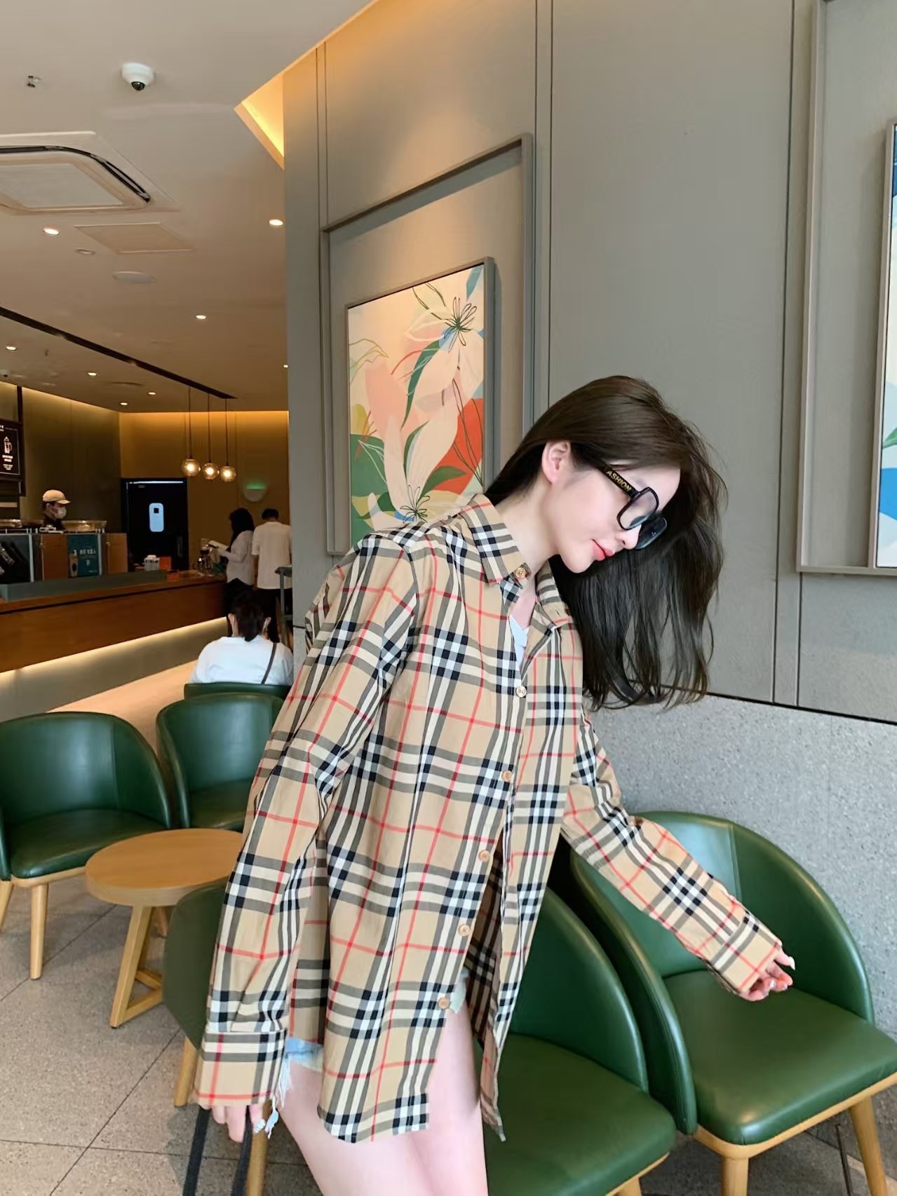 Burberry/巴寶莉 經典大格紋棉質長袖襯衫
面料採用雙股80支梭織小斜紋面料，格紋對位，
紗線定織定染，每個獨立的尺碼都是定位裁片，前幅，口袋，
袖子等部位都是對格對位的，工序複製，費時費料，採用純天然珍珠貝殼紐扣，
洗水嘜定制，多處手工一片一片激光剪裁對位，
所有工序，用料都是ZP做法，區別市面一眼假版本
此款更是絕對不能錯過的珍寶級別產物！！
顏色：卡其大格
S Size：S-XL