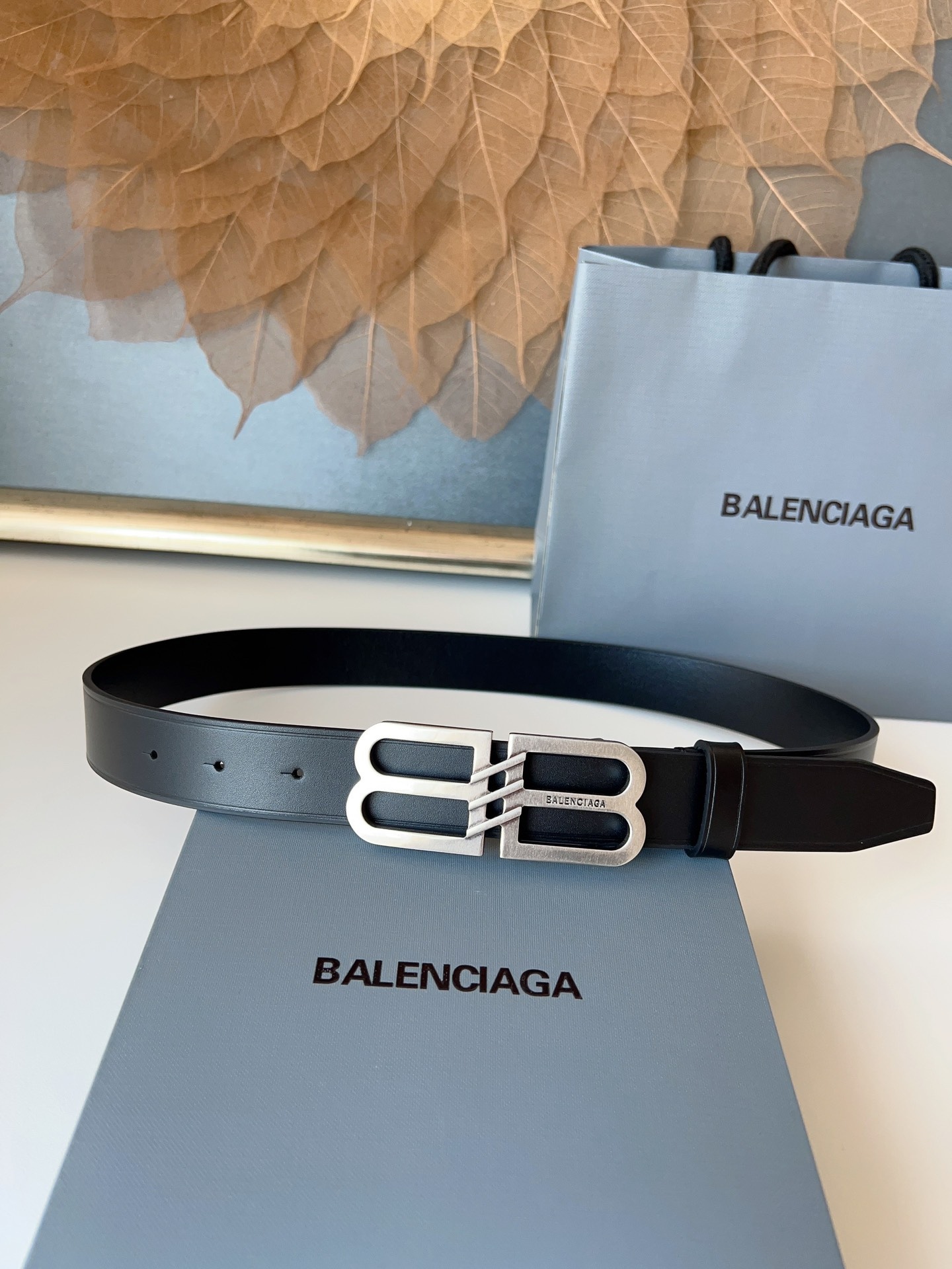 巴黎世家（Balenciaga）寬度3.0cm 是法國的奢侈品牌，作為時尚界最具影響力品牌之一的地位。設計師源於：都市時尚潮流獨特的設計風格，採用進口小牛皮製作；搭配純銅復古五金，使其更具魅力。值得擁有的百搭精品！