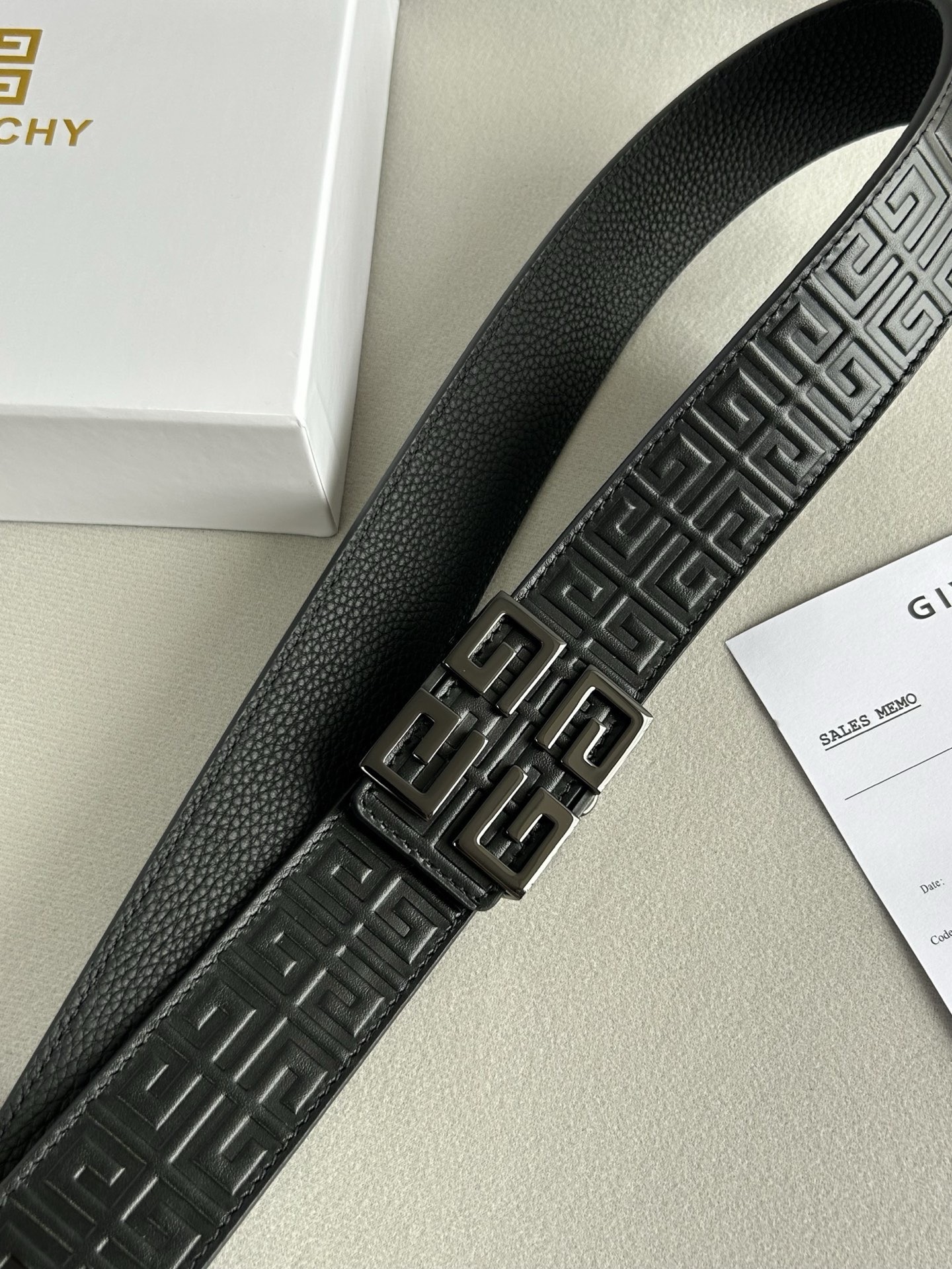 【纪梵希】新款男士 頭層小牛皮黑色壓花腰帶，內襯荔枝紋底，寬38毫米.搭配不鏽鋼經典4G自動扣.商務服裝造型的完美搭配。永恆經典！