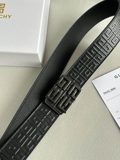 【纪梵希】新款男士 頭層小牛皮黑色壓花腰帶，內襯荔枝紋底，寬38毫米.搭配不鏽鋼經典4G自動扣.商務服裝造型的完美搭配。永恆經典！