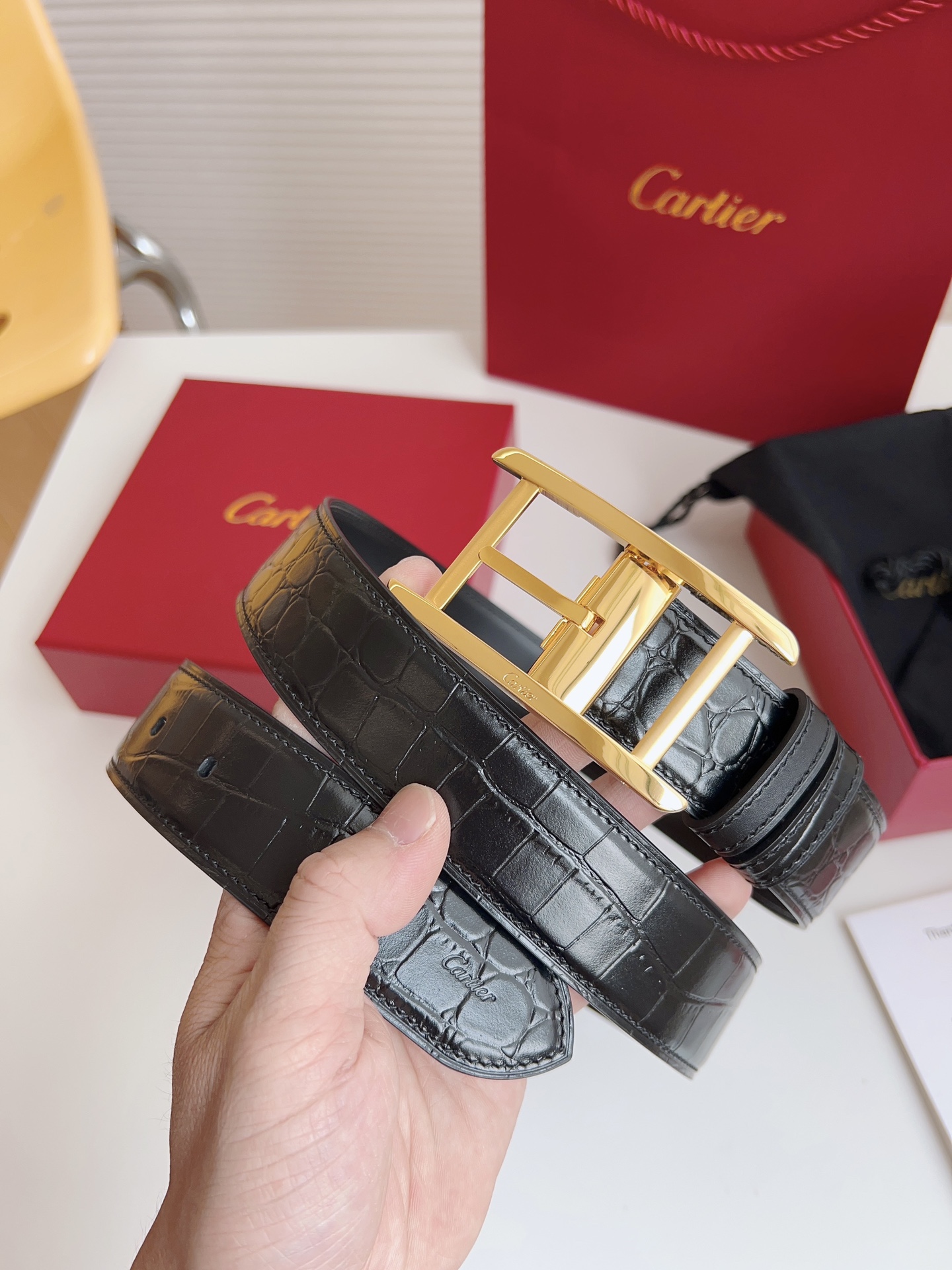 
Cartier（卡地亞）憑借匠心傑作展現與眾不同的美感，融合精湛工藝與經典設計，演繹雋永風格；瀟灑不羈，果敢獨立！此款式易搭配服飾；休閒正裝兩相宜。皮帶寬度：35mm