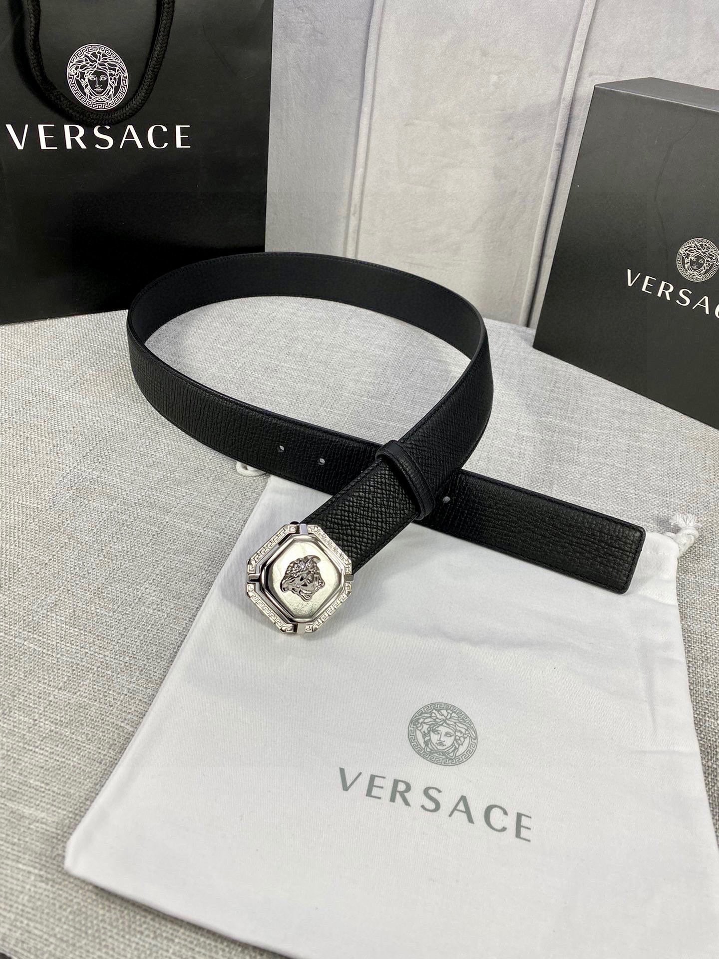 寬度：4.0cm （範思哲）兩面荔枝紋腰帶飾有標誌性的Versace美杜莎頭像扣，彰顯品牌格調。是一款精美的衣櫥必備單品。