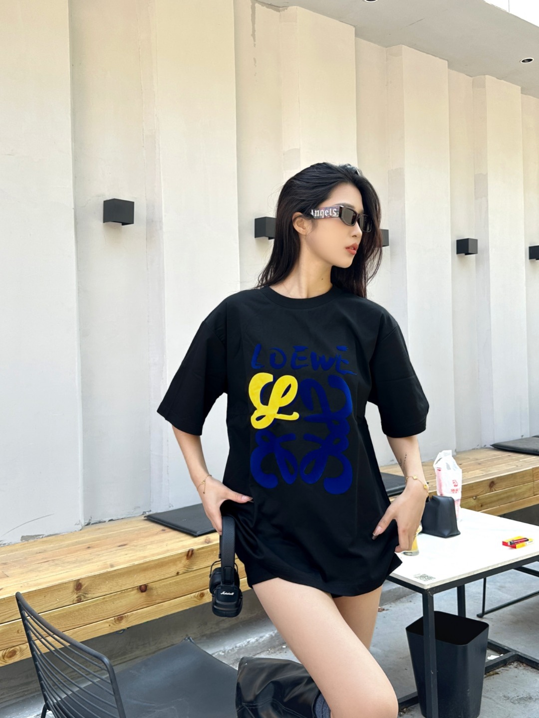 Loewe/羅意威 25ss 塗鴉彩繪植絨印花短袖T恤
260g棉質布料40支雙紗面料，無蝕塵‬毛藝工‬處布理‬面，紡織密度高，垂感佳，不易變形。
厚織感加上緊密紡紗工藝，不會影響Tee的透氣性，成色的飽和度很高
胸前撞色塗鴉彩繪植絨印花工藝
版型上身效果好，百搭好看的一款T恤，寬松版型遮肉顯瘦不挑人
顏色: 白色，黑色
S Size：S-XL