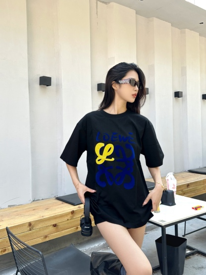 Loewe/羅意威 25ss 塗鴉彩繪植絨印花短袖T恤
260g棉質布料40支雙紗面料，無蝕塵‬毛藝工‬處布理‬面，紡織密度高，垂感佳，不易變形。
厚織感加上緊密紡紗工藝，不會影響Tee的透氣性，成色的飽和度很高
胸前撞色塗鴉彩繪植絨印花工藝
版型上身效果好，百搭好看的一款T恤，寬松版型遮肉顯瘦不挑人
顏色: 白色，黑色
S Size：S-XL