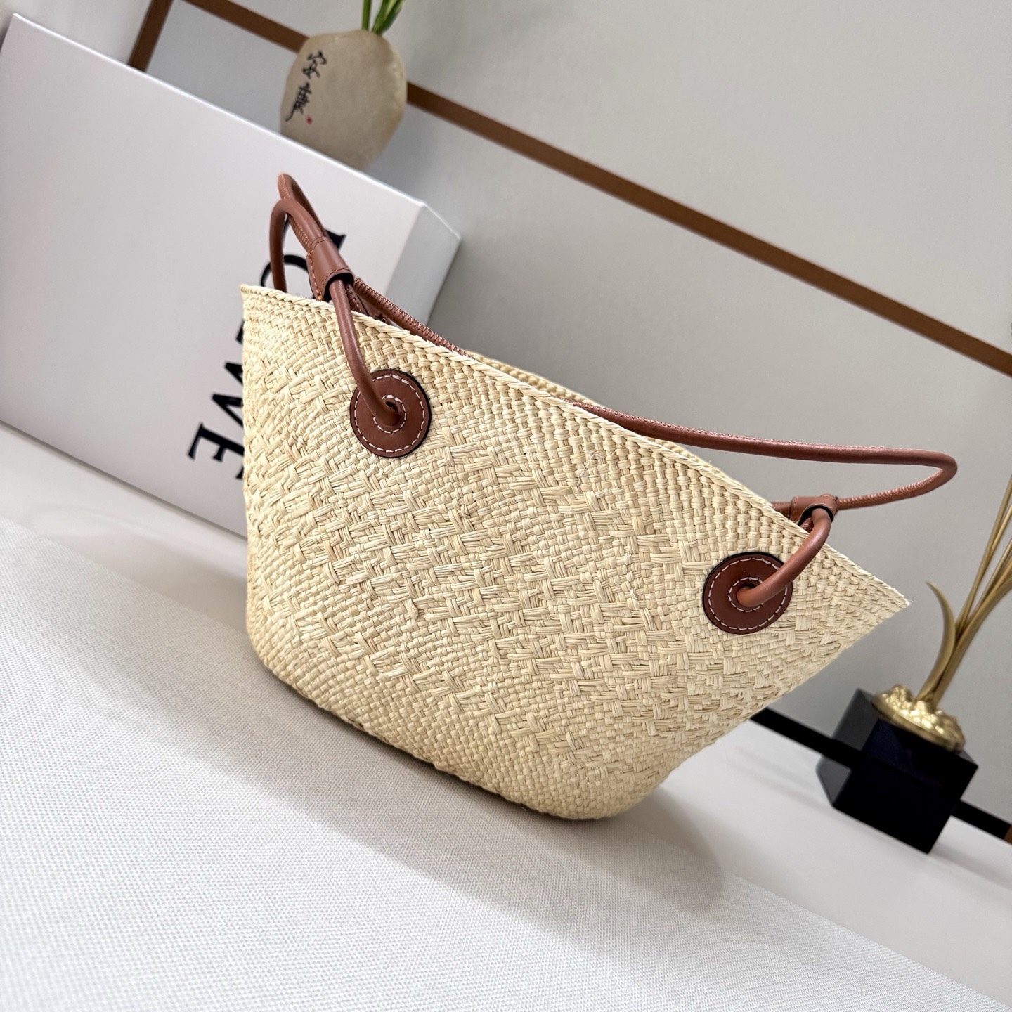 LO℮w℮🆕（高版本）進口原材料 肩帶全部升級
🧺伊拉卡棕櫚纖維和牛皮革 Anagram Basket 手袋*一個傳統的籃子手袋*帶有經典的手工編織包身，管狀牛皮革帶子和頂部提手*以及一塊牛皮革 Anagram 壓紋貼片這個版本採用伊拉卡棕櫚製成，這種棕櫚樹在哥倫比亞種植、收穫並曬乾，然後由公平貿易原則指導的 Corporación Oficio y Arte 組織的女工匠編織。