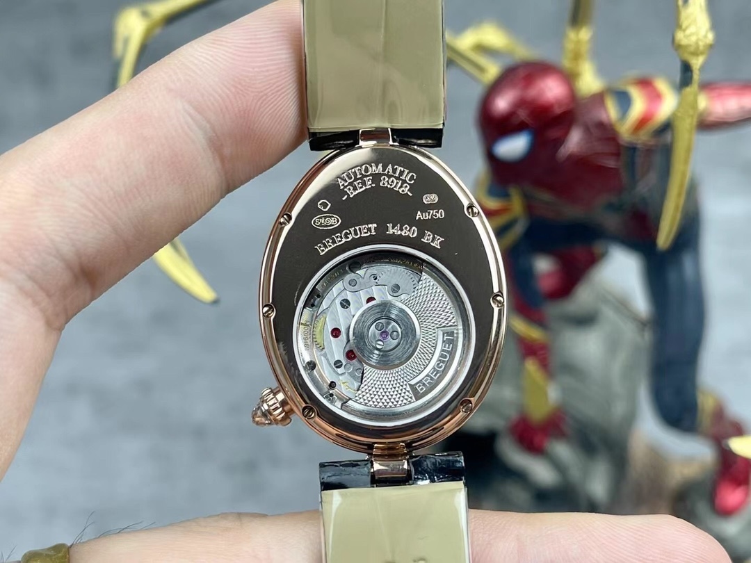 [玫瑰][玫瑰]最強 升級版 頂級 復刻女款 寶璣那不勒斯皇后系列，
【表殼】腕表尺寸分別為中號36.5x28.5毫米 
鵝卵形表殼高雅大氣，表殼外緣飾有錢幣紋。表圈和表殼周圍鑲嵌共117顆施華洛水晶（約0.99克拉）。表冠處鑲有一顆梨形晶石（約0.26克拉）
【精彩細節】
1.與原裝吻合，在表殼背部均打有貴金屬標識，效果清晰工整，彰顯腕表檔次。2.穹面玻璃，從側面看不僅有魚眼效果，還能折射鑽石帶來的璀璨光芒，更顯腕表高貴血統。
3.為了達到原裝K金質量的手感，調試了表殼內部結構的配重，做到重量與原版如出