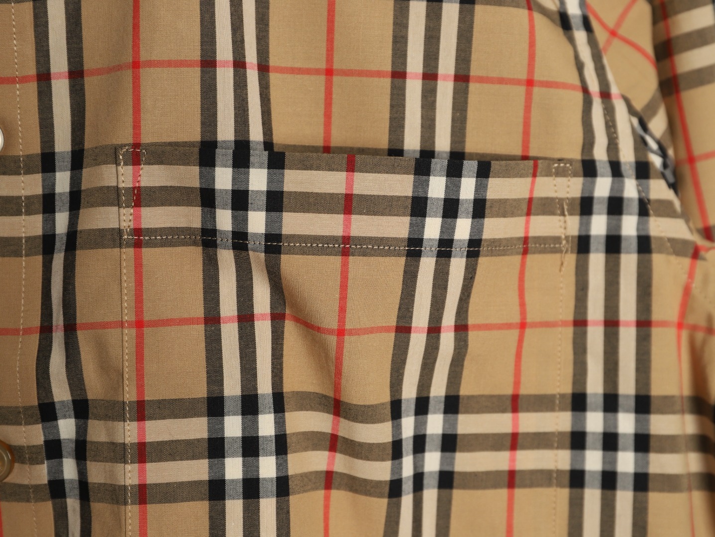 Burberry/巴寶莉 經典口袋小格紋棉質長袖襯衫
面料採用雙股80支梭織小斜紋面料，格紋對位，
紗線定織定染，每個獨立的尺碼都是定位裁片，前幅，口袋，
袖子等部位都是對格對位的，工序複製，費時費料，採用純天然珍珠貝殼紐扣，
洗水嘜定制，多處手工一片一片激光剪裁對位，
所有工序，用料都是ZP做法，區別市面一眼假版本
顏色：卡其小格
S Size：S-XL