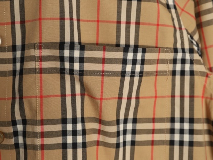 Burberry/巴寶莉 經典口袋小格紋棉質長袖襯衫
面料採用雙股80支梭織小斜紋面料，格紋對位，
紗線定織定染，每個獨立的尺碼都是定位裁片，前幅，口袋，
袖子等部位都是對格對位的，工序複製，費時費料，採用純天然珍珠貝殼紐扣，
洗水嘜定制，多處手工一片一片激光剪裁對位，
所有工序，用料都是ZP做法，區別市面一眼假版本
顏色：卡其小格
S Size：S-XL