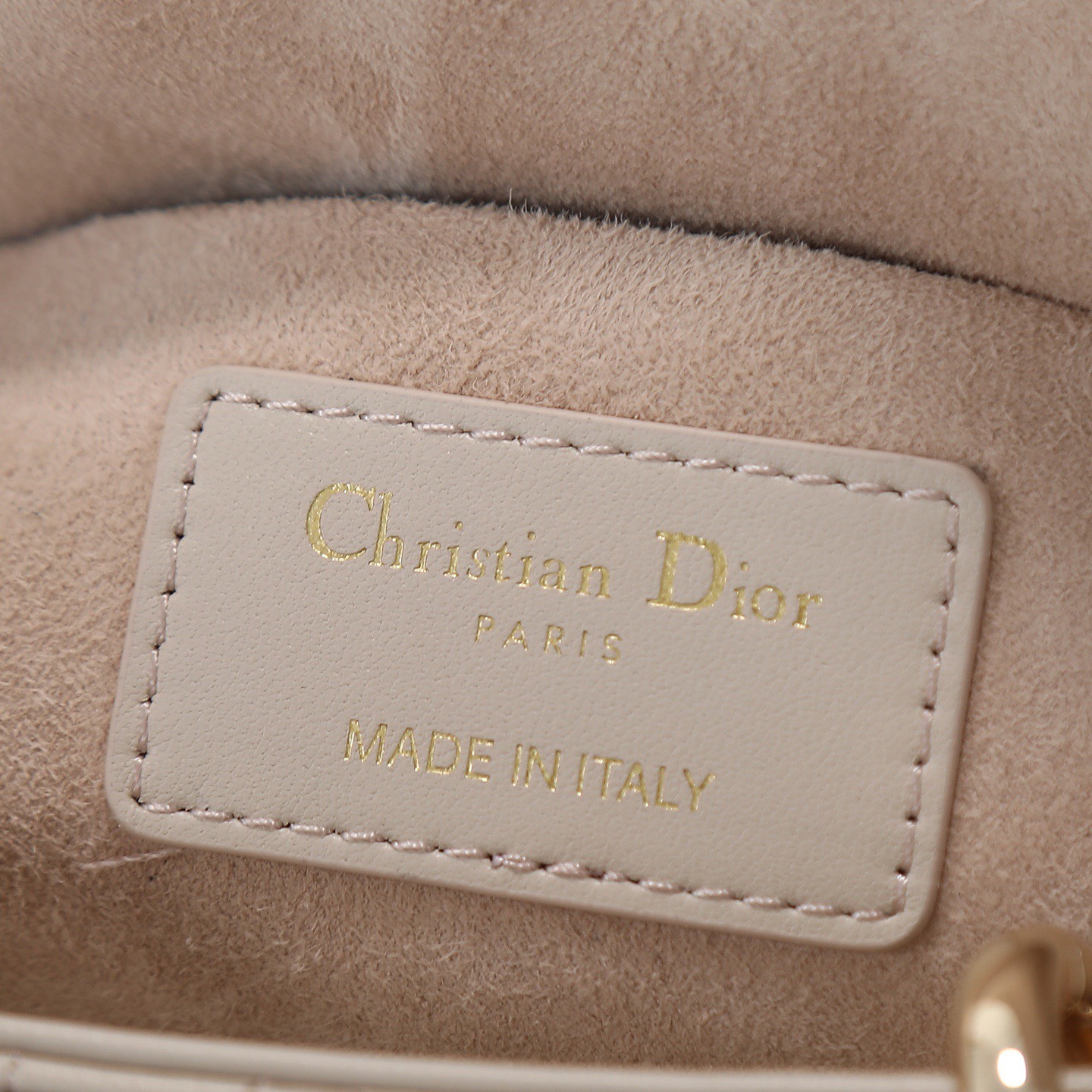 D-joy  原廠級別 

小號尺寸 米色現貨‼️ M0613

全新D-joy強勢回歸，最新小號✔️大爆款的節奏🔥，包包自帶兩條肩帶，多種背法🙋🏻‍♀️，上身又美又颯，經典的菱格設計🥅，搭配漆皮優雅又時尚🌿

size：22.5-6-11.5cm
