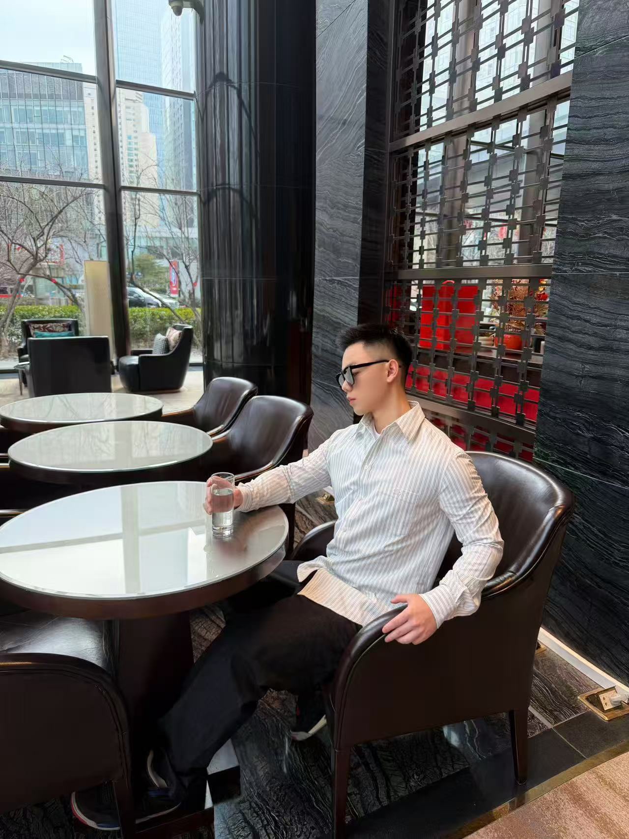 🔝CELINE賽琳CE 凱旋門竪條紋刺繡長袖襯衫
採用100%天然棉花纖維，無任何化纖混紡，從源頭確保面料的純淨度。棉纖維內部的中空結構形成天然“空氣通道”，使面料具備優異的透氣性。空氣可自由流通於纖維間隙，快速排出體表濕氣與熱量，即使長時間穿著也能保持乾爽，避免悶熱黏膩感。同時吸濕性遠超合成纖維。當人體出汗時，面料能迅速吸收汗液並擴散至表面，通過空氣流動加速蒸發，實現“吸濕-釋放”的動態平衡，保持肌膚乾爽舒適。
繡花機以棉線勾勒標誌，針腳細密均勻，確保線條流暢清晰，形成飽滿的立體肌理。刺繡