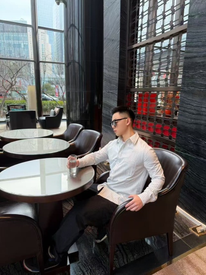 🔝CELINE賽琳CE 凱旋門竪條紋刺繡長袖襯衫
採用100%天然棉花纖維，無任何化纖混紡，從源頭確保面料的純淨度。棉纖維內部的中空結構形成天然“空氣通道”，使面料具備優異的透氣性。空氣可自由流通於纖維間隙，快速排出體表濕氣與熱量，即使長時間穿著也能保持乾爽，避免悶熱黏膩感。同時吸濕性遠超合成纖維。當人體出汗時，面料能迅速吸收汗液並擴散至表面，通過空氣流動加速蒸發，實現“吸濕-釋放”的動態平衡，保持肌膚乾爽舒適。
繡花機以棉線勾勒標誌，針腳細密均勻，確保線條流暢清晰，形成飽滿的立體肌理。刺繡