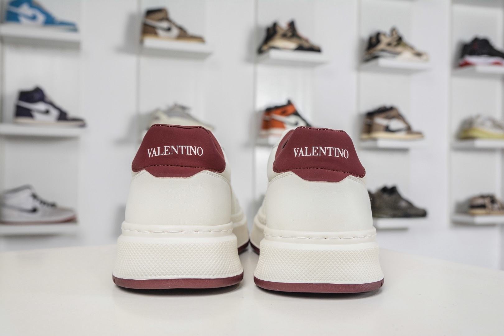 Valentino 華倫天奴 Rockstud untitled 厚底休閒鉚釘小白鞋 
尺碼：39 40 41 42 43 44（皮鞋碼）