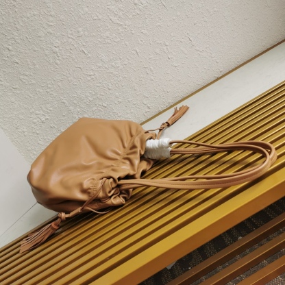 【 原單】P家🌹🎉新款福袋包🎉1BG541小羊皮🎉🎉這款福袋包採用進口小羊皮，袋口為抽繩加兩邊流梳設計，顯得整個包格外時尚又輕便又休閒，袋口為磁扣開合，內配有拉鍊和口袋，上身效果非常漂亮，女士們，趕緊入手吧，又是一款永久了過時爆款🎉🎉尺寸：長24x高25x底11cm🎉