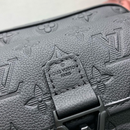 款號：M12516
       本款 Getaway 郵差包擁有 Monogram Shadow 皮革的細膩 Monogram 壓紋，以緊湊構型實現郵差包和手拿包的自如轉換。前翻蓋口袋配有 LV 金屬搭扣，可調節寬幅織物肩帶方便肩背或斜挎。

17 x 7.8 x 18 釐米
(高 x 寬 x 長度)