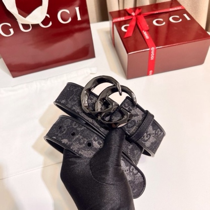 
古奇 新款 GG Marmont系列心選迷彩大理石紋GG帆布，為2026早春系列隨處可見的主要圖案之一增色添彩，40mm