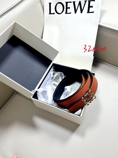 羅意威LoEWE 3.2cm正反兩穿腰帶，選用壓紋牛皮革製成，反復Anagram圖案