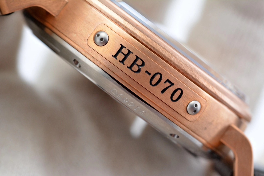 XF 真力時新品爆款：
卡其綠“青銅大飛”
1，全新殼套，升級進口材料，不，並且用特殊工藝處理不會再出現髒斑比復古感十足。
2，全新貼近軍事風格的粒面“卡其綠”錶盤。
3，具有真力時標誌性設計的“洋蔥大把頭”
青銅材質，歲月變遷，賦予你獨特的個性。