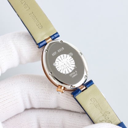 AW廠出品。那不勒斯王后系列REINE DE NAPLES[色]高品質女士瑞士石英機芯女表、
圓弧形的錶盤採用閃閃發光的白色天然母貝製成，錶盤上的羅馬數字“XII”則採用白色天然母貝製成，以細木鑲嵌工藝固定於錶盤之上。母貝材質脆弱易碎，因此在細木鑲嵌工藝中尤為棘手，可謂名副符其實的傑作。