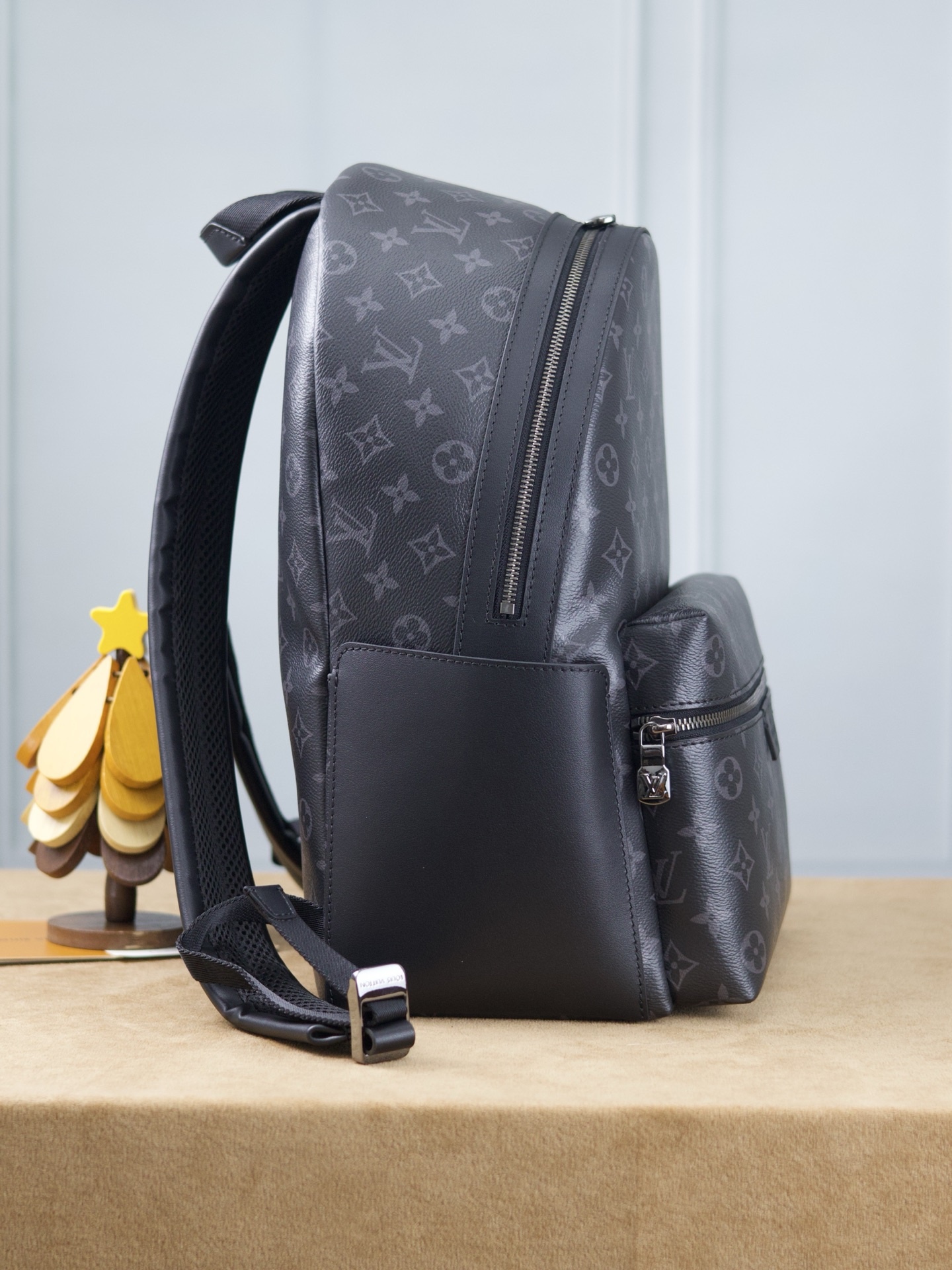 【163C01芯片版】
DISCOVERY 小號雙肩包
型號：M22558黑花
材料：進口原廠面料 原廠皮
尺寸：29x38x20cm