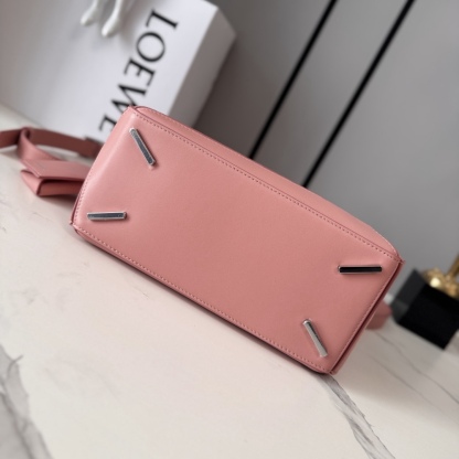 LO℮w℮🌟新款 小號納帕羊皮革 Featherlight Puzzle 手袋 以別具一格的幾何線條勾勒長方體造型。柔軟輕盈的納帕皮革為手袋注入隨性慵懶的風格。可肩背、斜挎或手提
可拆卸可調節肩帶，飾有旋轉卡扣*拉鍊開合，鉸接式拉鍊頭 一個外部拉鍊後袋，一個內部插袋*可拆卸 LOE**WE 燙金或燙銀標籤，飾有隱秘口袋和氣球骰子*長方形金屬腳釘 納帕羊皮革襯里 Anagram 壓紋、飾牌內部鐫刻 LOE**WE.
size:062502
型號：24*10.5*16.5cm（配全套包裝）