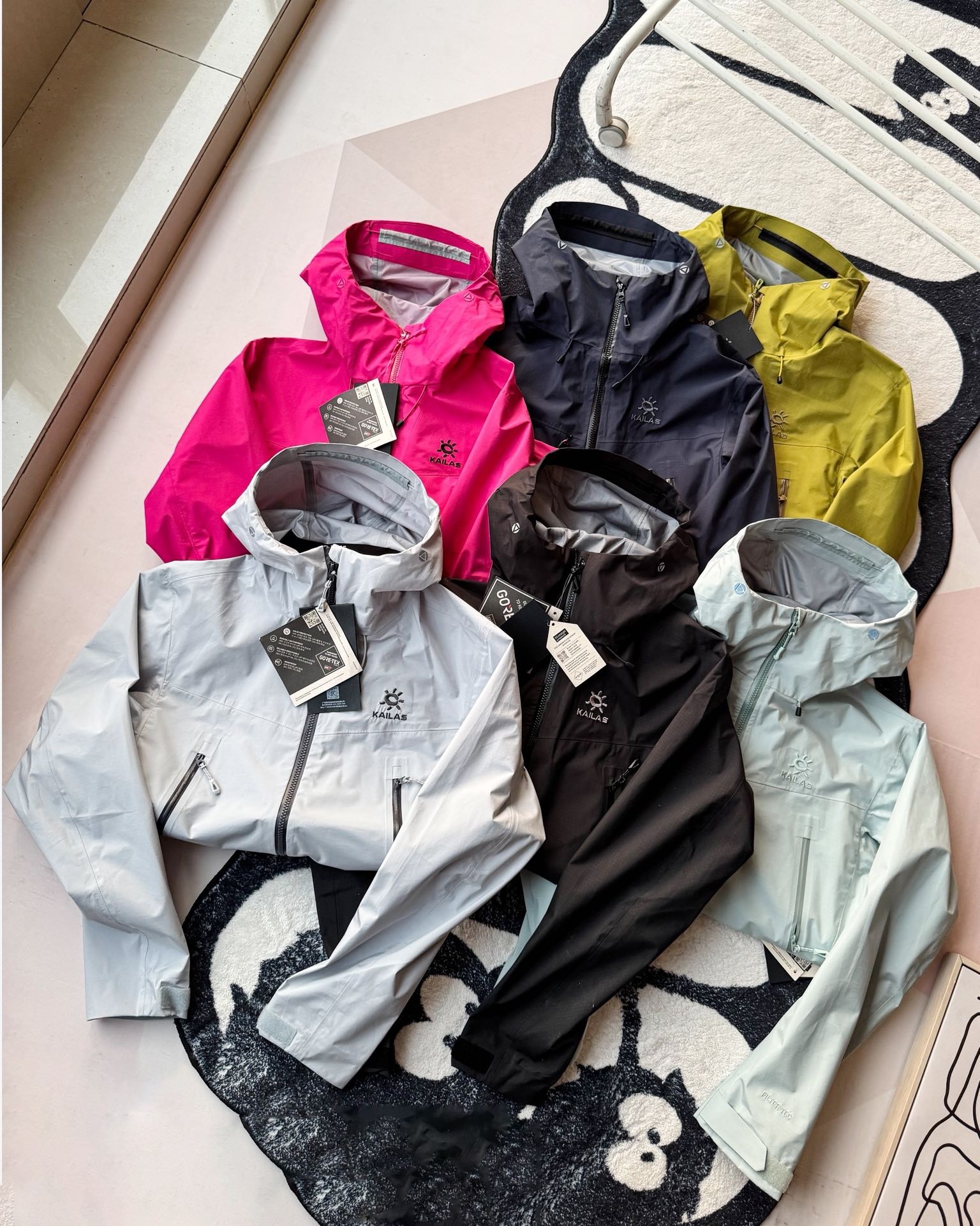 KAILAS凱樂石博格達衝鋒衣！防風防水透氣保溫，六色可選！面料採用與100D Gore-Tex Pro同級防護科技，人性化剪裁設計立體剪裁在肩部、肘部預留充足活動空間，背負重包時也不會束縛動作。風帽後側設有抽繩調節系統，暴雨時收緊可防止雨水糊臉；袖口採用鈎環固定，大幅活動時不易移位。透氣與輕量平衡腋下雙拉鍊設計能在運動時形成有效通風。整體重量控制得當，長途徒步不會造成負擔。可拆卸內膽：三合一設計最驚喜的是羽絨內膽
羽絨內膽特別輕便，保暖效果很好；可拆卸，很方便穿脫，拆掉羽絨內膽，就是一件風殼