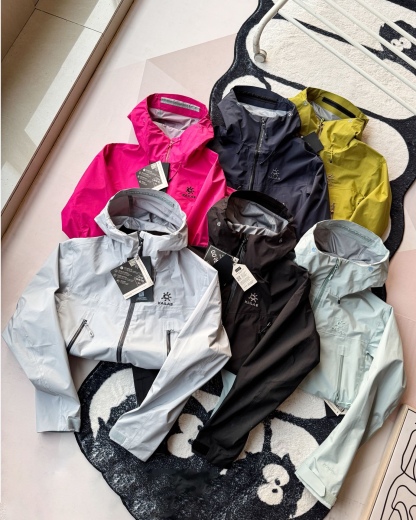 KAILAS凱樂石博格達衝鋒衣！防風防水透氣保溫，六色可選！面料採用與100D Gore-Tex Pro同級防護科技，人性化剪裁設計立體剪裁在肩部、肘部預留充足活動空間，背負重包時也不會束縛動作。風帽後側設有抽繩調節系統，暴雨時收緊可防止雨水糊臉；袖口採用鈎環固定，大幅活動時不易移位。透氣與輕量平衡腋下雙拉鍊設計能在運動時形成有效通風。整體重量控制得當，長途徒步不會造成負擔。可拆卸內膽：三合一設計最驚喜的是羽絨內膽
羽絨內膽特別輕便，保暖效果很好；可拆卸，很方便穿脫，拆掉羽絨內膽，就是一件風殼