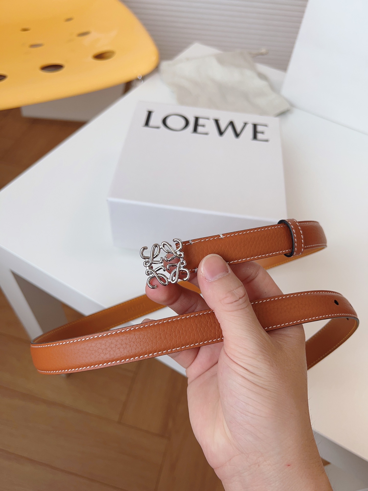 
Loewe 羅意威 經典粒面小牛皮，極簡風格的搭配，腰帶早已不是勒緊褲腰的工具，而是提升衣品，畫龍點睛的飾品；此款腰帶易搭配服飾。皮帶寬度：2.0cm