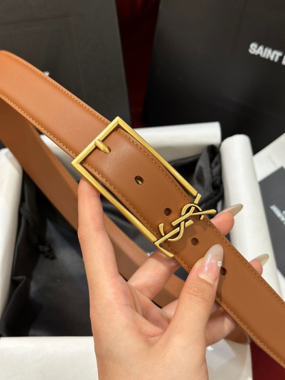 新款聖羅蘭 YSL
這款女款腰帶復古精工金屬扣將復古風與現代時尚相融合，呈現的恰到好處，時尚標配青睞有加，每針每一線都非常精緻，雙面頂級牛皮材質，搭配頂級黃銅針扣寬度3.0