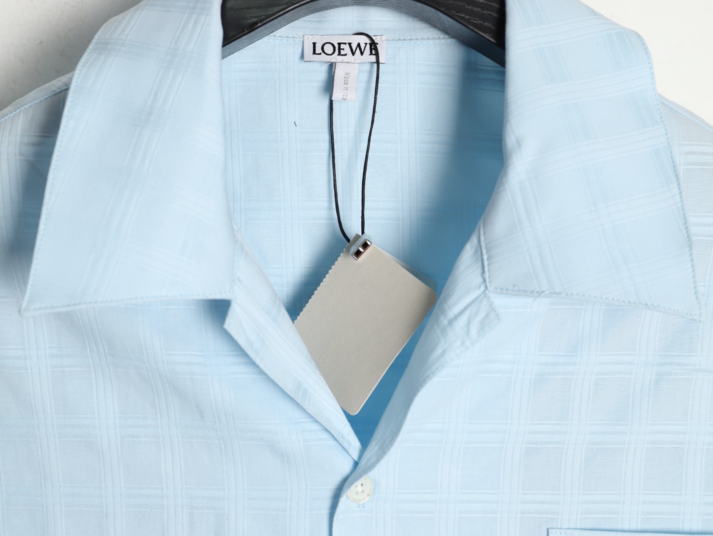 🔝LOEWE羅意威 Anagram 刺繡口袋格子短袖襯衫
定制雲紋高支提花格料，採用進口機刺繡工藝，精度高，線條流暢而細膩，紅外線定位裁床，通過紅外發射器和紅外接收器來實現對材料的精准定位，精度可達到微米級別，面料都經過砂洗，手感質感更佳，不易變形，不易縮水，不易褪色，保持長久的美觀，定制輔料，寬松版型
B Size：36 38 40 42