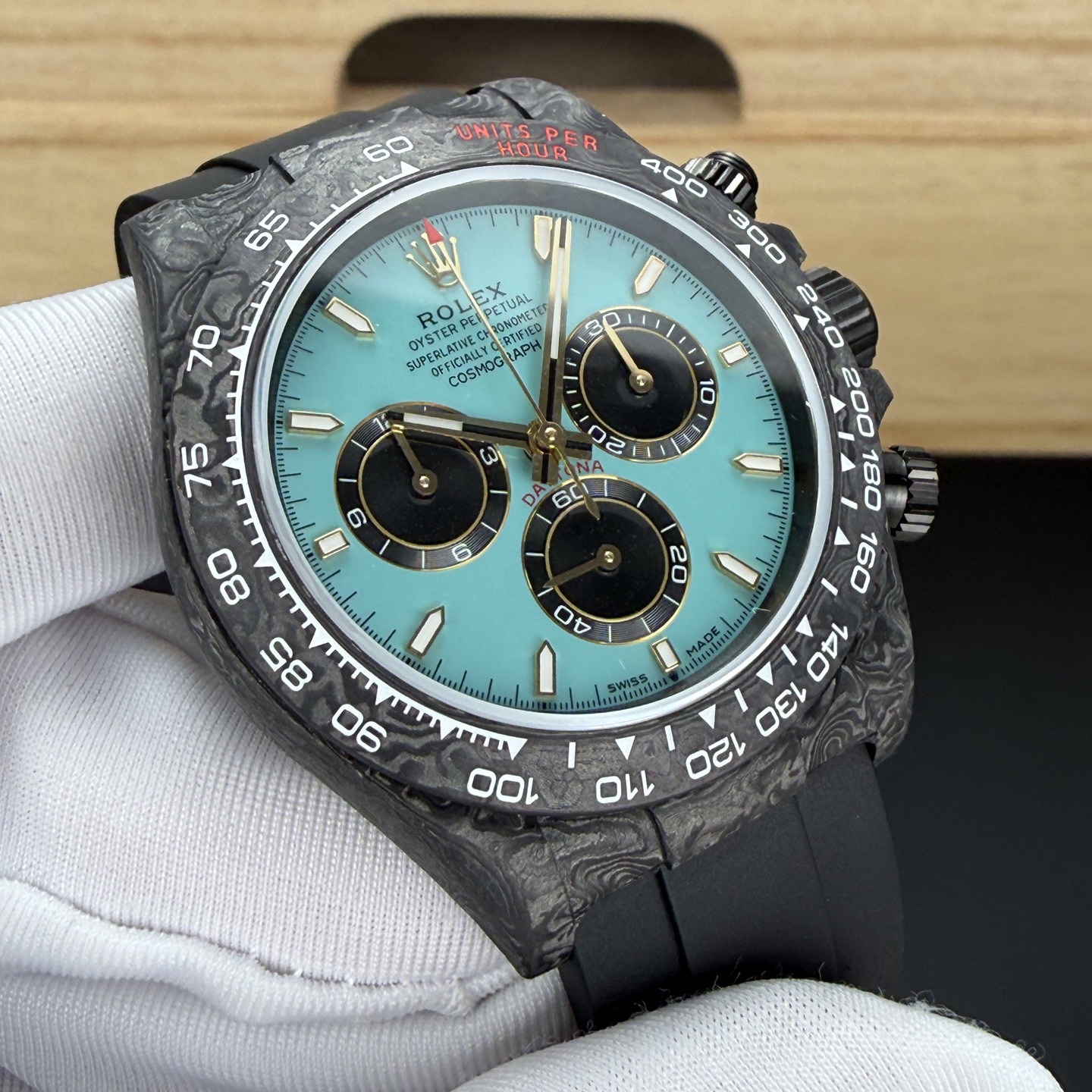 BLAKEN 頂配升級｜彩虹鑽·鉑金眼睛 4代迪通拿
BLAKEN Top Custom • Rainbow Diamond • Platinum Eye
Rolex Daytona 4th Gen 🔥
40mm 全碳纖維高端款｜實拍質感拉滿
Full Carbon Fiber • 40mm High-End Quality
✅ 72H Long Power Reserve
搭載4130一體機芯，72小時長續航，穩定耐用
✅ 魔術貼便攜式錶帶，佩戴方便快捷
Velcro portable strap