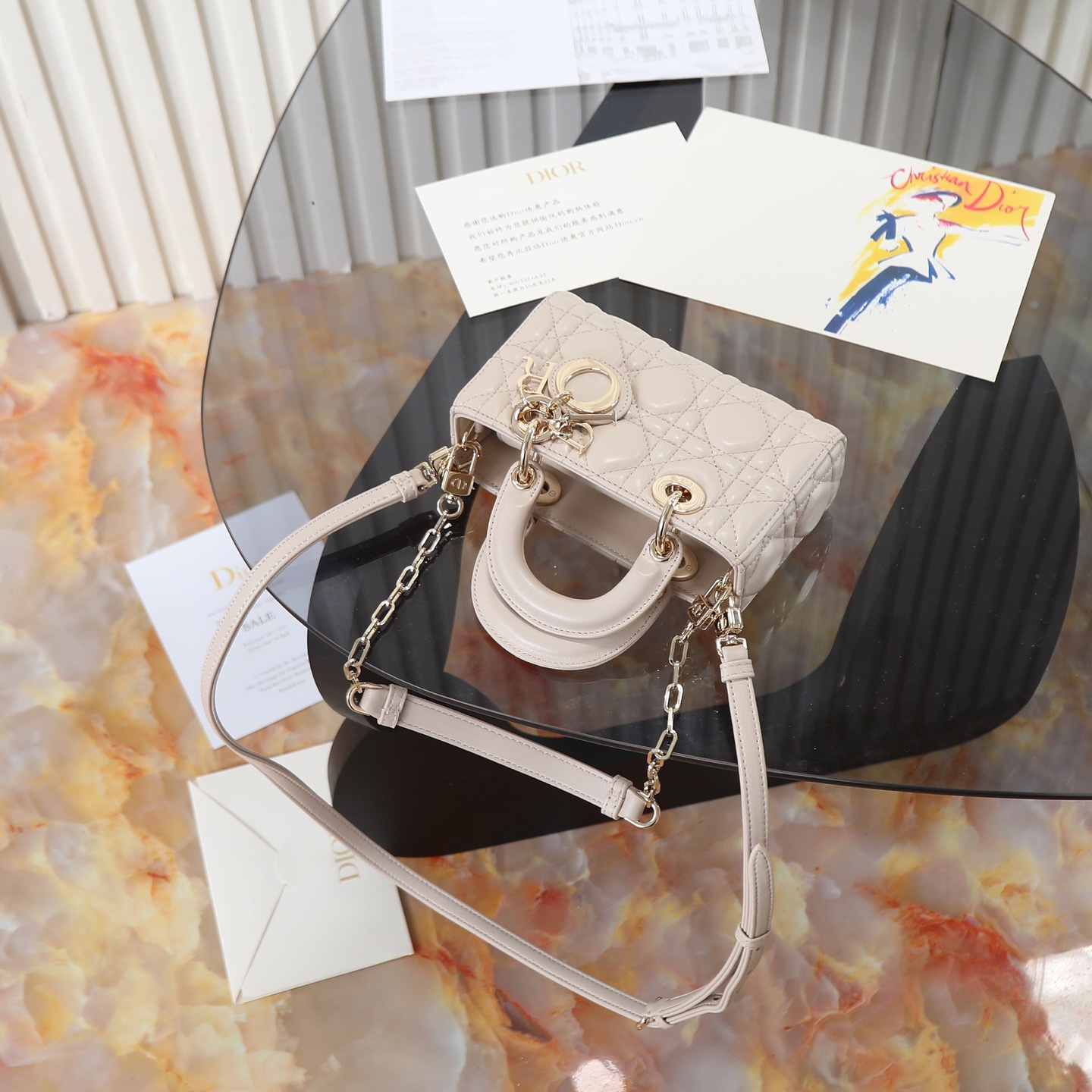 D-joy  原廠級別 

mini尺寸 米色現貨‼️

全新D-joy強勢回歸，最新mini號✔️大爆款的節奏🔥，包包自帶兩條肩帶，多種背法🙋🏻‍♀️，上身又美又颯，經典的菱格設計🥅，搭配柔軟的綿羊皮優雅又時尚🌿

size：16.5-6-10cm
