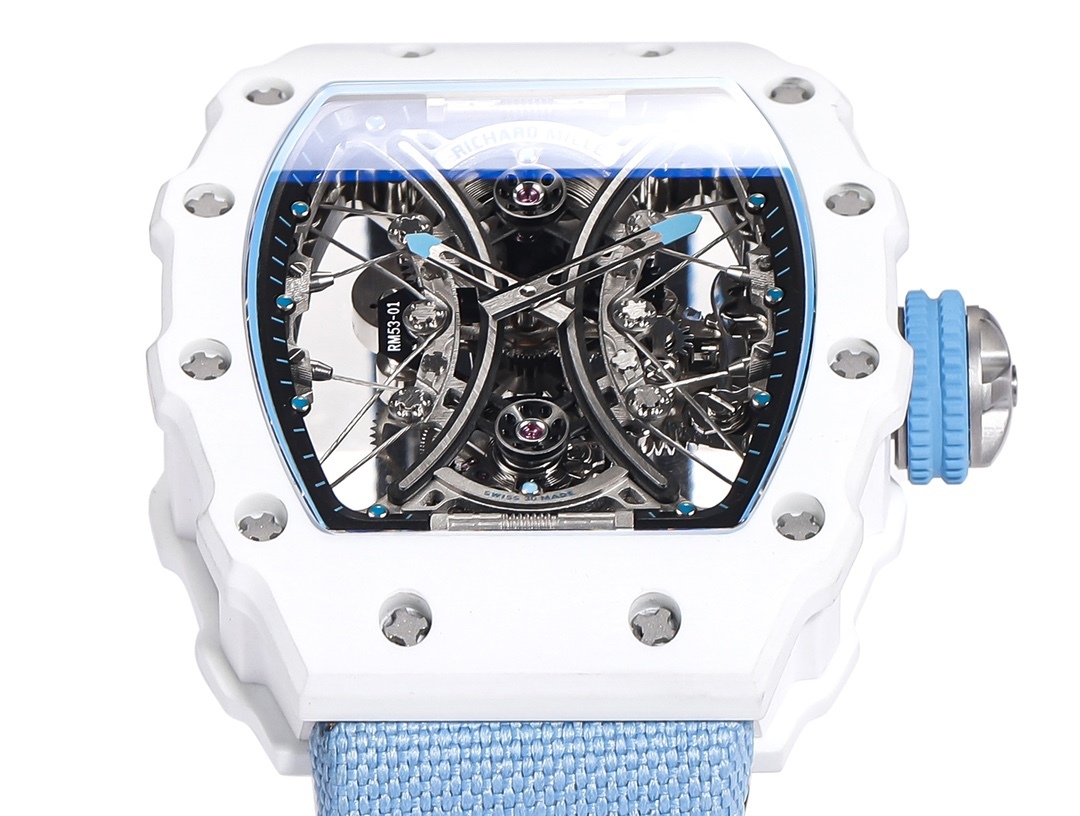 白色TPT石英纖維
【RICHARD MILLE】理查米爾RM53-01 將腕表設計與運動賽事相互結合，完美詮釋了賽場上的勇者堅定信念、頑強拼搏的精神。RM53-01以馬術運動為背景，採用多種高科技材料來抵御運動時帶來的強烈撞擊，從而保證不受破壞、正常運轉。高科技材質打造如同“護具”。“RM 53-01 PABLO MAC DONOUGH”的陀飛輪腕表，此款腕表除具備運動腕表的動感與活力外，還配備了堅固的TPT®碳纖維表殼、層壓藍寶石水晶表鏡以及固定機芯的懸浮式鋼索，有效的降低巨大衝擊、