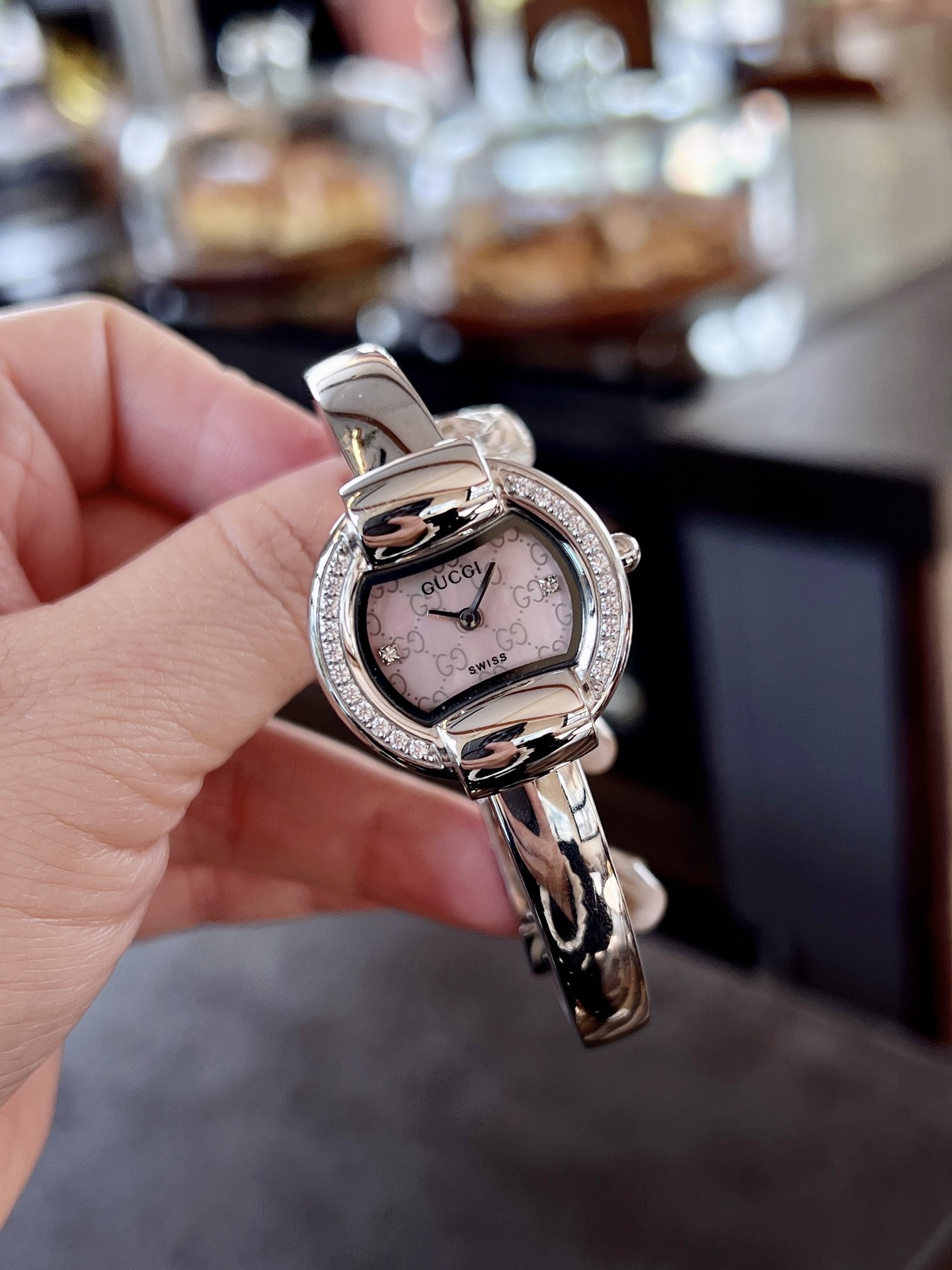 
古馳
Gucci 瑞士日內瓦最新限量款升級版到貨（後蓋全新加重處理，重做原裝對版鑲鑽字面。字面鑲嵌八箭八星兩個閃亮的鋯鑽石💎，細節誠意滿滿💎區別以往老舊版本，歡迎品鑒👏👏），表徑25mm，厚度7.5mm，藍寶石玻璃，表面把頭都有經典雙G logo設計元素，非常經典，適合小手腕佩戴，小巧玲瓏，溫婉細膩