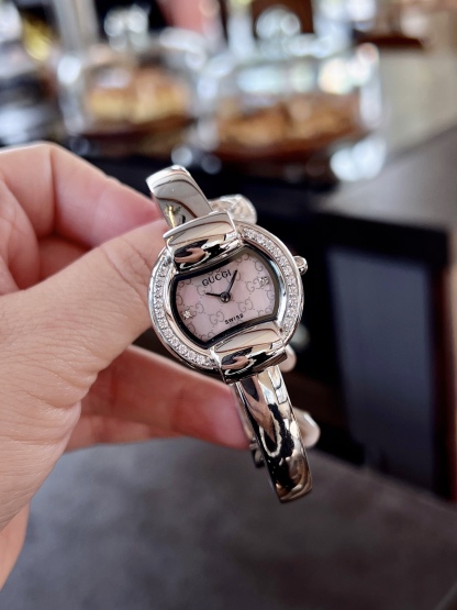 
古馳
Gucci 瑞士日內瓦最新限量款升級版到貨（後蓋全新加重處理，重做原裝對版鑲鑽字面。字面鑲嵌八箭八星兩個閃亮的鋯鑽石💎，細節誠意滿滿💎區別以往老舊版本，歡迎品鑒👏👏），表徑25mm，厚度7.5mm，藍寶石玻璃，表面把頭都有經典雙G logo設計元素，非常經典，適合小手腕佩戴，小巧玲瓏，溫婉細膩