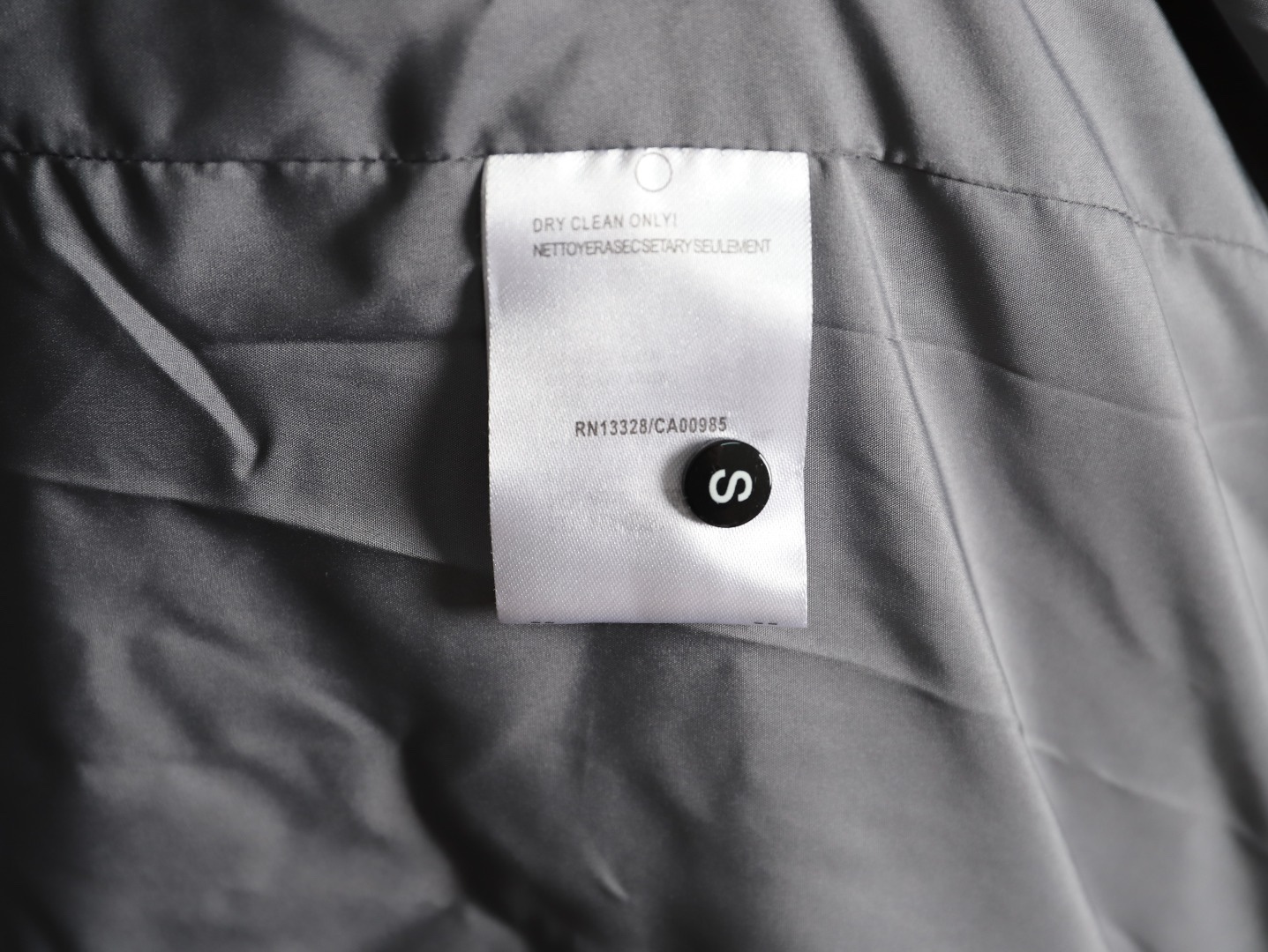 THOM BROWNE/湯姆布朗TB 四槓小狗長款羽絨服
採用進口90鴨絨填充 內外里加雙層內膽不會跑毛 高密度防風抗寒功能性面料 手感柔軟舒適  工藝更是精湛 嚴防鑽絨 採用國際先進的真空充絨技術 增加空氣隔層 不損傷羽線 能保持羽原有的柔軟性、彈性及手感 將羽絨的保暖性發揮到最佳！
N Size：S-M