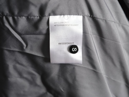 THOM BROWNE/湯姆布朗TB 四槓小狗長款羽絨服
採用進口90鴨絨填充 內外里加雙層內膽不會跑毛 高密度防風抗寒功能性面料 手感柔軟舒適  工藝更是精湛 嚴防鑽絨 採用國際先進的真空充絨技術 增加空氣隔層 不損傷羽線 能保持羽原有的柔軟性、彈性及手感 將羽絨的保暖性發揮到最佳！
N Size：S-M