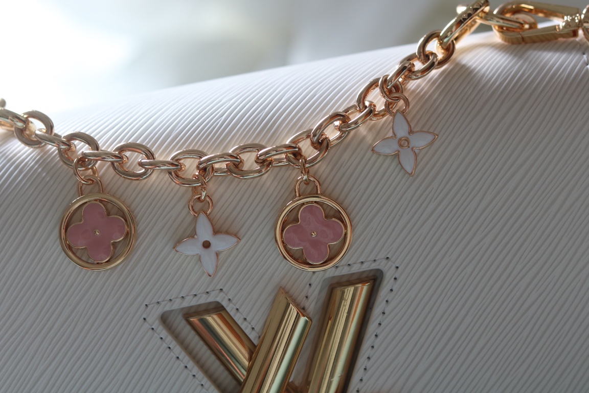 [玫瑰]最新款[玫瑰][玫瑰] 原版品質【獨家實拍 款號:50506/M11723/M11724/M11725 】
 本款 Twist 中號手袋擁有 Epi 皮革的考究肌理，搭配牛皮革內襯和光滑牛皮革飾邊。琺 Monogram 花卉懸掛於纖細鏈條，可拆卸並調節的肩帶實現肩背和斜挎選擇。17 x 9.5 x 23釐米(高 x 寬 x 長度)