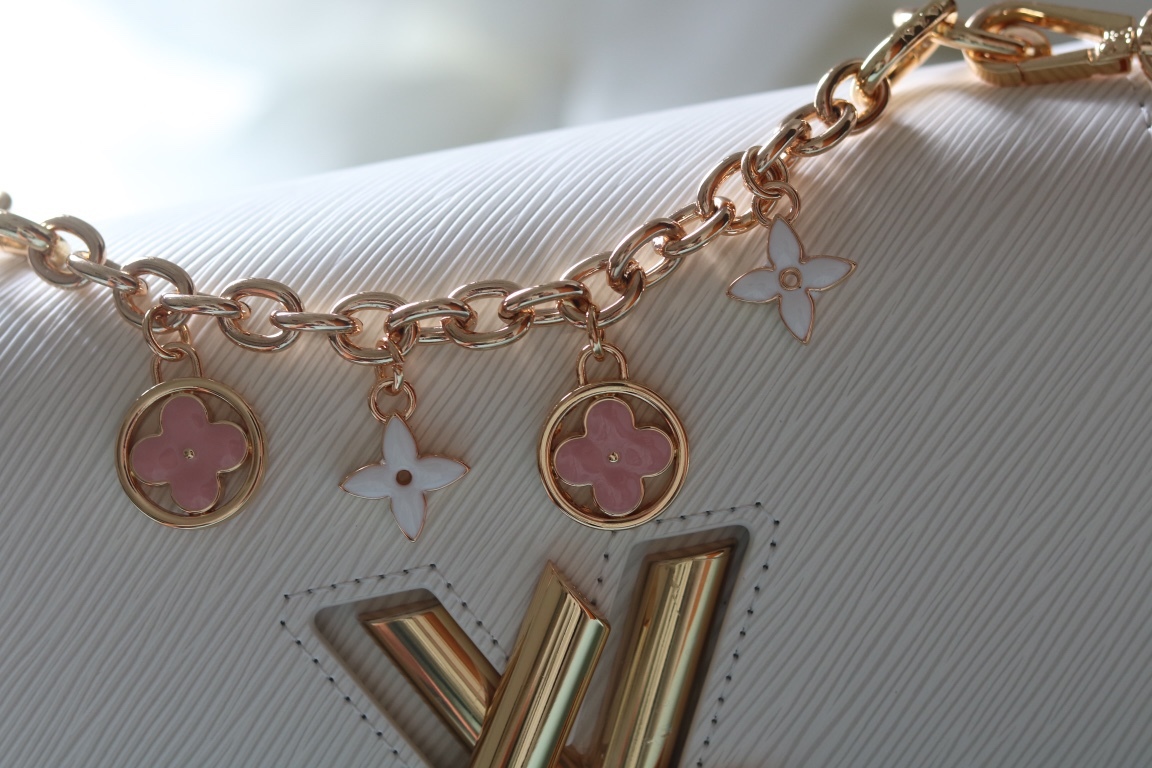 [玫瑰]最新款[玫瑰][玫瑰] 原版品質【獨家實拍 款號:50506/M11723/M11724/M11725 】
 本款 Twist 中號手袋擁有 Epi 皮革的考究肌理，搭配牛皮革內襯和光滑牛皮革飾邊。琺 Monogram 花卉懸掛於纖細鏈條，可拆卸並調節的肩帶實現肩背和斜挎選擇。17 x 9.5 x 23釐米(高 x 寬 x 長度)