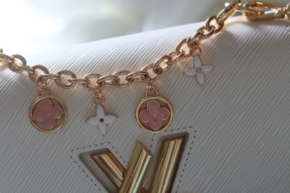 [玫瑰]最新款[玫瑰][玫瑰] 原版品質【獨家實拍 款號:50506/M11723/M11724/M11725 】
 本款 Twist 中號手袋擁有 Epi 皮革的考究肌理，搭配牛皮革內襯和光滑牛皮革飾邊。琺 Monogram 花卉懸掛於纖細鏈條，可拆卸並調節的肩帶實現肩背和斜挎選擇。17 x 9.5 x 23釐米(高 x 寬 x 長度)