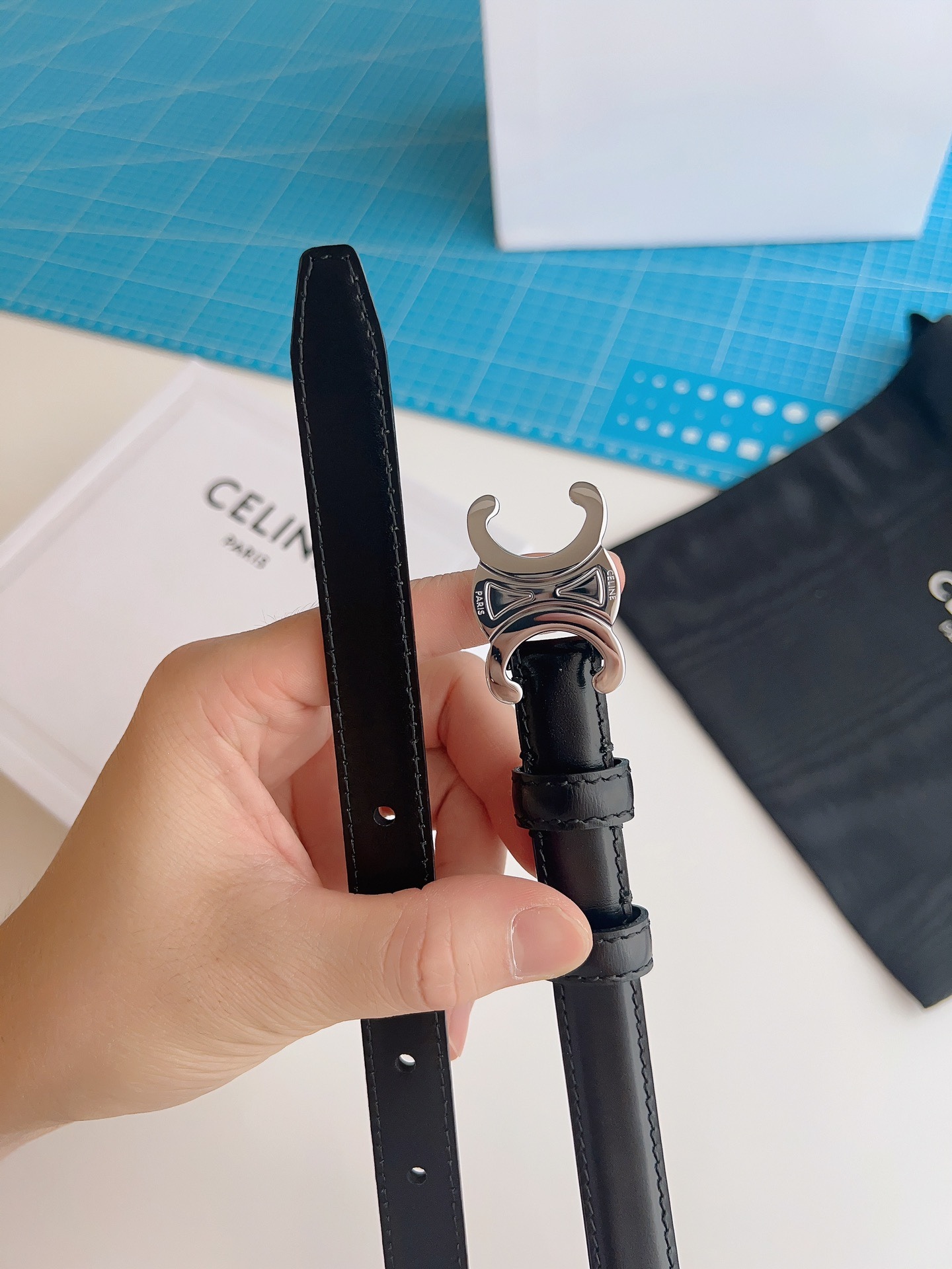 《CELINE》賽琳皮帶 celine 腰帶寬度1.8cm 超火凱旋門手感柔軟細膩，上身效果超級好看。非常顯腰線型，時尚必備神器